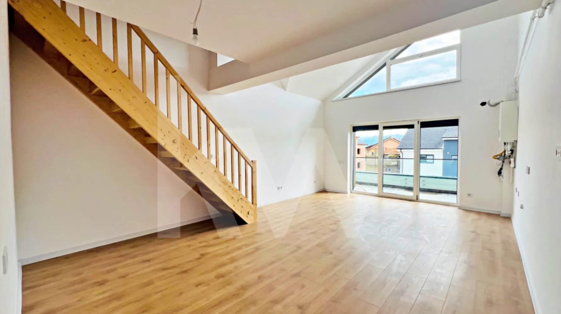 Apart. cu 2 cam. pe două nivele, cu logie. Vilă design modern în Cristian-Sibiu - De Vânzare: Apartament cu 2 Camere - Sibiu, Cristian - Vila design modern
INTĂBULAT!!!!
Preț: 99.400 Euro cu TVA de 21% inclus
Caracteristici Generale:

Suprafață utilă: 55,4 mp
Logie: 7.29 mp
Etaj: 2 (Clădire P+2E, cu 4 apartamente pe nivel)

Descriere și Avantaje:

Locație exclusivistă: 
Ansamblul rezidențial situat în zona Cristian, la doar 4 minute de zona Industrială Vest și Metro, și 15 minute de centrul istoric al Sibiului.
Design modern: Stil arhitectural unic, cu insertii de larice siberian.
- Încălzire în pardoseală
- Izolație cu vată bazaltică
- Ferestre termopan cu 3 foi de sticlă
- Jaluzele exterioare electrice
- Zone verzi amenajate
- Casa scării finisată cu gresie și balustradă metalică
- Logie: Orientare sudică
- Loc de parcare: Inclus în preț.
Important! Băile sunt amenajate cu mobilier elegant Kroner și dotate cu obiecte sanitare de înaltă calitate Grohe și Ramon Soler, pentru un plus de confort și rafinament.
Priveliste: Superbă, cu vedere spre munți și înconjurată de spații verzi (ocupare teritorială de doar 25%, restul fiind spații verzi).

Facilități ansamblu:
- 4 locuri de joacă pentru copii
- Vegetație bogată

Predare: Gata de predare!!!! 


