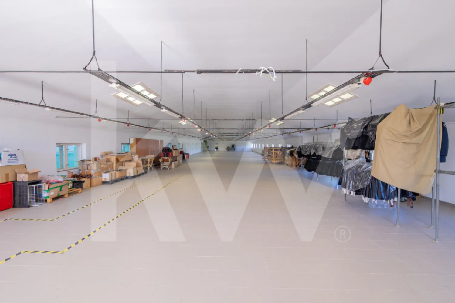 De vanzare | Hala industriala | productie | depozitare | 1023mp | Sebes - Se oferă spre vânzare hala industriala, situata în localitatea Rahău–Sebeș, județul Alba, la doar 4 km de accesul la Autostrada A1 (Sebes–Deva) și la 8 km de nodul rutier spre Sibiu–București. 
Proprietatea beneficiază de o amplasare excelentă din punct de vedere logistic, ideală pentru activități industriale, de producție sau depozitare.

Teren: 1558 mp, cu hală de producție de 1128 mp suprafață construită

Hala sunt în stare bună de funcționare, dotată cu spații de depozitare, producție, vestiare, grupuri sanitare, birouri.
Proprietatea dispune de post trafo (curent trifazic) de 130 KwA, oferind autonomie energetică și potențial de dezvoltare pentru diverse tipuri de activități.

Datorită amplasării și infrastructurii existente, proprietatea se pretează excelent pentru activități de producție ușoară, centre logistice pentru depozitare usoara pe orizontala, conversie în unități locative pentru angajați sau alte funcțiuni similare.

Oportunitate ideală în zona industrială Rahău–Sebeș!
Contactați-ne pentru detalii suplimentare, documentație completă și programarea unei vizionări.