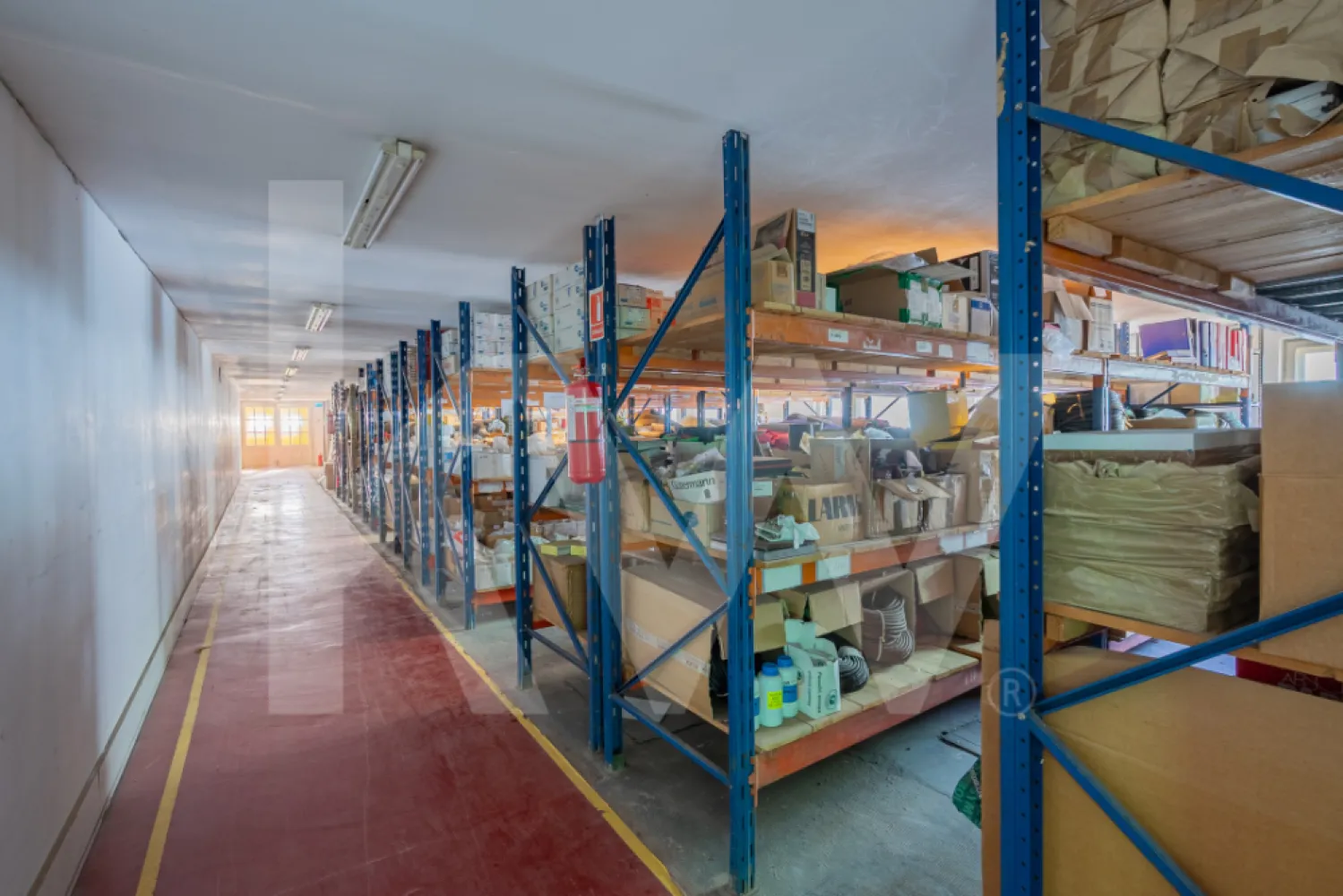 De vanzare | Hala industriala | productie | depozitare | 1023mp | Sebes - Se oferă spre vânzare hala industriala, situata în localitatea Rahău–Sebeș, județul Alba, la doar 4 km de accesul la Autostrada A1 (Sebes–Deva) și la 8 km de nodul rutier spre Sibiu–București. 
Proprietatea beneficiază de o amplasare excelentă din punct de vedere logistic, ideală pentru activități industriale, de producție sau depozitare.

Teren: 1558 mp, cu hală de producție de 1128 mp suprafață construită

Hala sunt în stare bună de funcționare, dotată cu spații de depozitare, producție, vestiare, grupuri sanitare, birouri.
Proprietatea dispune de post trafo (curent trifazic) de 130 KwA, oferind autonomie energetică și potențial de dezvoltare pentru diverse tipuri de activități.

Datorită amplasării și infrastructurii existente, proprietatea se pretează excelent pentru activități de producție ușoară, centre logistice pentru depozitare usoara pe orizontala, conversie în unități locative pentru angajați sau alte funcțiuni similare.

Oportunitate ideală în zona industrială Rahău–Sebeș!
Contactați-ne pentru detalii suplimentare, documentație completă și programarea unei vizionări.