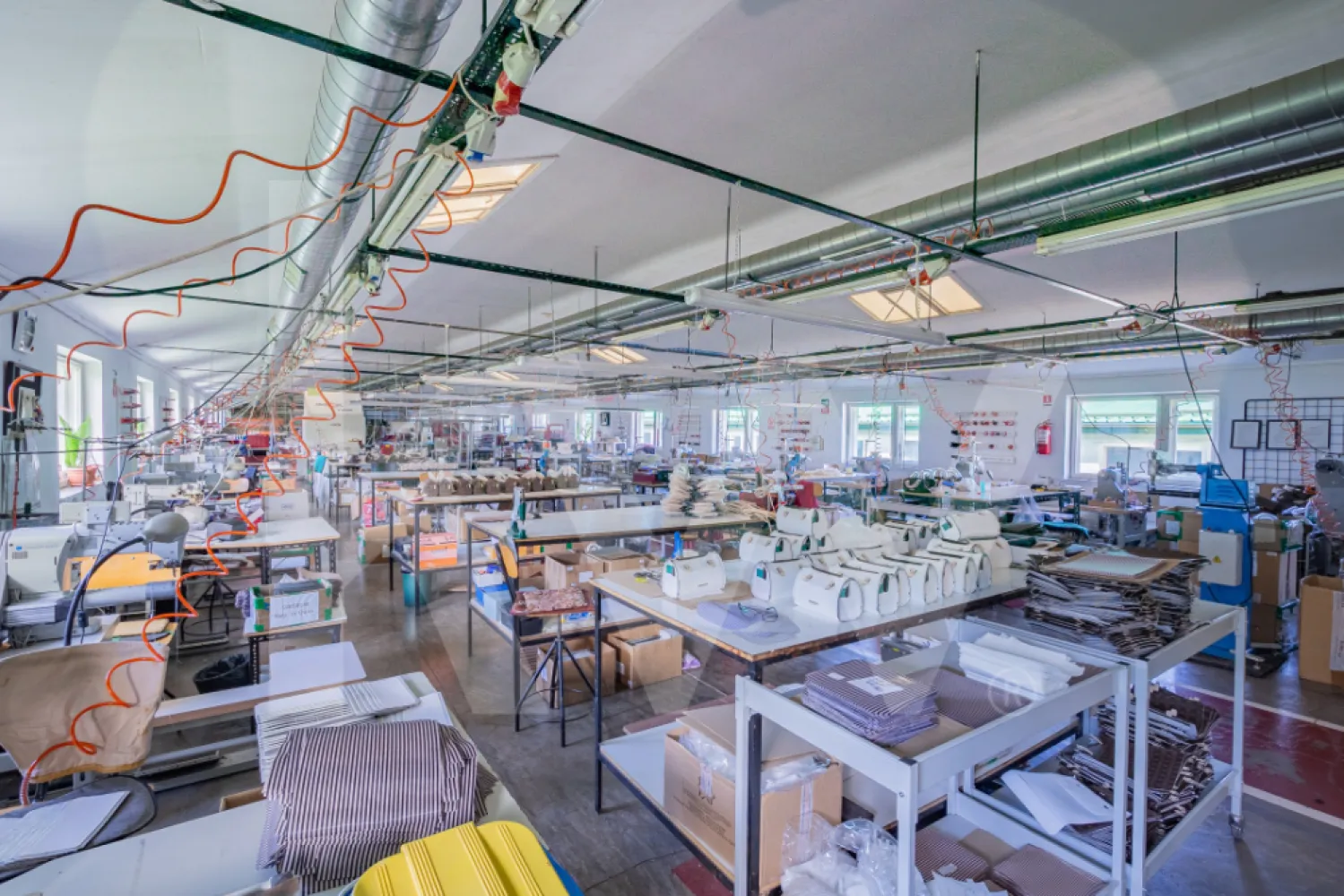 Hale industriale, spatii depozitare, teren generos cu acces A1-Sebes - Sibiu