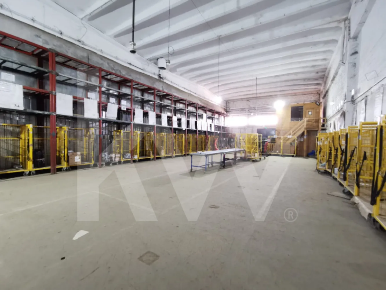 Depozite | 1600 mp | compartimentare la cerere | 8 m inaltime - Închiriem depozite într-o locație avantajoasa, cu o suprafață totală de 1600 mp, cu o compartimentare flexibilă, și înălțimi impresionante: 7,5 m la grinda și 8 m la cornișă. Beneficiind de o rampă de încărcare și acces pentru TIR-uri, aceste spații includ și mai multe birouri. Situate în zona Turnișor, oferă un acces facil la autostradă, reprezentând soluția ideală pentru afacerea dvs. La cerere, se pot inchiria si spatii de 400 sau 800 mp. Spatiile sunt disponibile incepand cu 01.02. 2026.