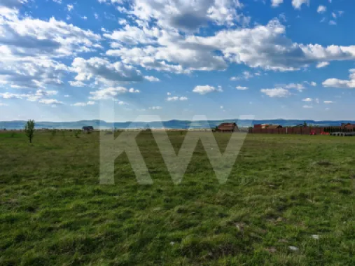 Teren 12.600 mp, front 56m la stradă asfaltată, vedere la munte