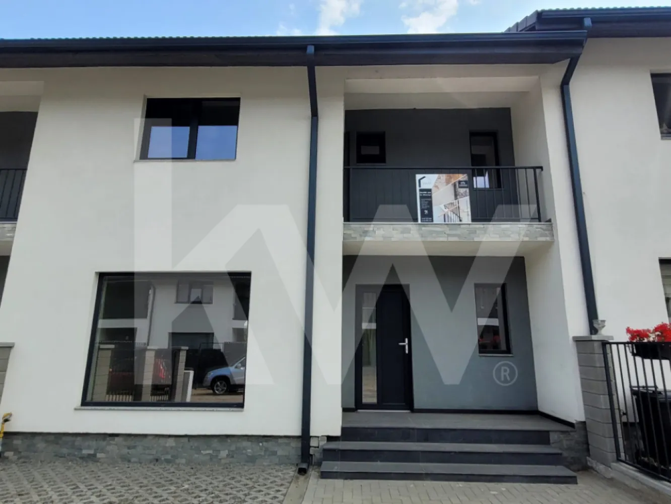 Casa insiruita, 4 camere - zona Micesti Alba Iulia - Casă la cheie cu 4 camere, curte si terasă 

Cu o suprafață utilă de 110 mp și o suprafață construită de 140 mp, această locuință este gândită pentru confortul și dinamica unei familii moderne. Compartimentată inteligent, casa dispune de 4 camere:   3 dormitoare spațioase,  1 living primitor,  1 bucătărie funcțională,  2 băi,   1 balcon și o terasă generoasă în spatele casei, perfectă pentru relaxare în aer liber.  
În fața casei se află o curte amenajată cu loc de parcare, asigurând acces și comoditate în fiecare zi.  
Casa este predată la cheie, astfel că te poți bucura imediat de noul tău cămin, fără alte griji sau investiții.  
Un loc gândit pentru liniște, echilibru și viață trăită frumos.  