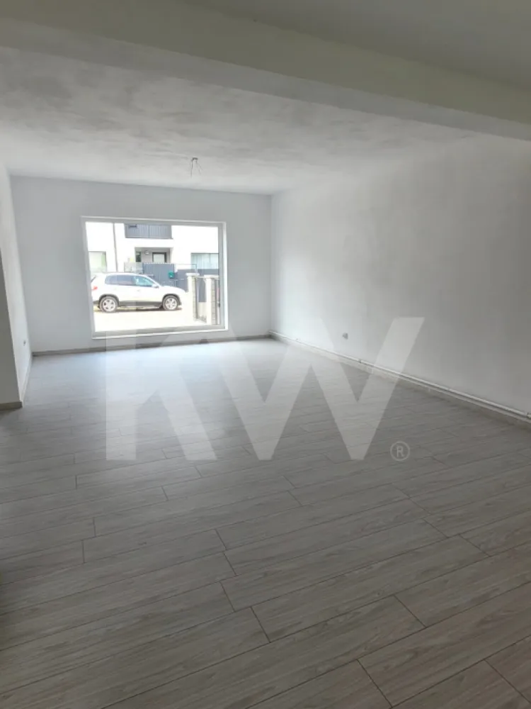 Casa insiruita, 4 camere - zona Micesti Alba Iulia - Casă la cheie cu 4 camere, curte si terasă 

Cu o suprafață utilă de 110 mp și o suprafață construită de 140 mp, această locuință este gândită pentru confortul și dinamica unei familii moderne. Compartimentată inteligent, casa dispune de 4 camere:   3 dormitoare spațioase,  1 living primitor,  1 bucătărie funcțională,  2 băi,   1 balcon și o terasă generoasă în spatele casei, perfectă pentru relaxare în aer liber.  
În fața casei se află o curte amenajată cu loc de parcare, asigurând acces și comoditate în fiecare zi.  
Casa este predată la cheie, astfel că te poți bucura imediat de noul tău cămin, fără alte griji sau investiții.  
Un loc gândit pentru liniște, echilibru și viață trăită frumos.  