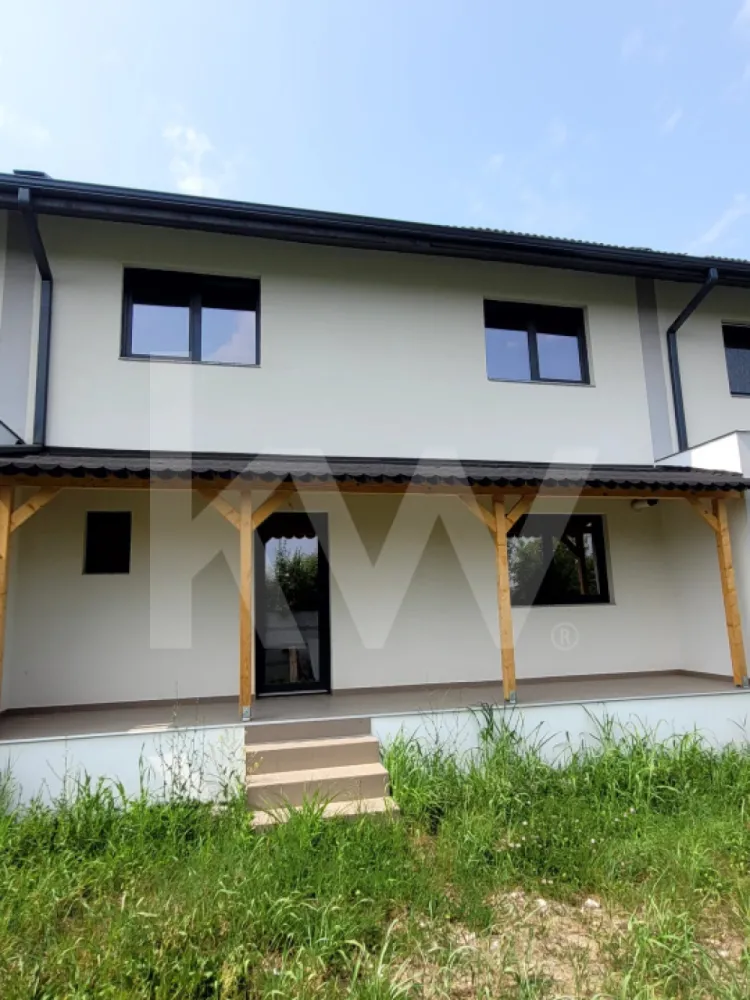 Casa insiruita, 4 camere - zona Micesti Alba Iulia - Casă la cheie cu 4 camere, curte si terasă 

Cu o suprafață utilă de 110 mp și o suprafață construită de 140 mp, această locuință este gândită pentru confortul și dinamica unei familii moderne. Compartimentată inteligent, casa dispune de 4 camere:   3 dormitoare spațioase,  1 living primitor,  1 bucătărie funcțională,  2 băi,   1 balcon și o terasă generoasă în spatele casei, perfectă pentru relaxare în aer liber.  
În fața casei se află o curte amenajată cu loc de parcare, asigurând acces și comoditate în fiecare zi.  
Casa este predată la cheie, astfel că te poți bucura imediat de noul tău cămin, fără alte griji sau investiții.  
Un loc gândit pentru liniște, echilibru și viață trăită frumos.  