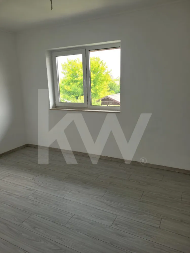 Casa insiruita, 4 camere - zona Micesti Alba Iulia - Casă la cheie cu 4 camere, curte si terasă 

Cu o suprafață utilă de 110 mp și o suprafață construită de 140 mp, această locuință este gândită pentru confortul și dinamica unei familii moderne. Compartimentată inteligent, casa dispune de 4 camere:   3 dormitoare spațioase,  1 living primitor,  1 bucătărie funcțională,  2 băi,   1 balcon și o terasă generoasă în spatele casei, perfectă pentru relaxare în aer liber.  
În fața casei se află o curte amenajată cu loc de parcare, asigurând acces și comoditate în fiecare zi.  
Casa este predată la cheie, astfel că te poți bucura imediat de noul tău cămin, fără alte griji sau investiții.  
Un loc gândit pentru liniște, echilibru și viață trăită frumos.  