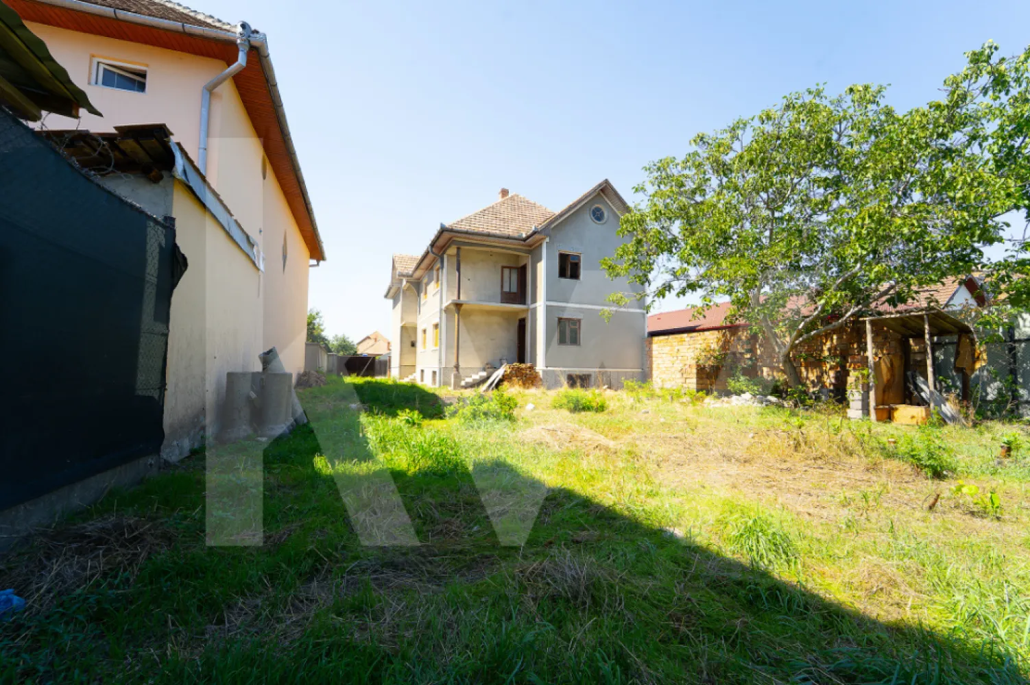 SEBEȘ | Oportunitate Premium de Investiție - În inima orașului Sebeș prinde contur un proiect cu adevărat special — o proprietate cu arhitectură contemporană, poziționare centrală și un potențial investițional remarcabil.

Această clădire nefinalizată oferă viitorului proprietar libertatea de a personaliza fiecare detaliu, păstrând în același timp viziunea unui concept modern, elegant și versatil.

Randările existente evidențiază direcția premium a proiectului și transformă această proprietate într-o oportunitate rară pentru:
- boutique office
- boutique hotel
- clinică medicală
- locuință exclusivistă
- investiție rezidențială premium

Un avantaj major al proprietății:
Casa poate fi configurată în:
- 3 apartamente distincte
- fiecare cu boxă proprie de aproximativ 20 mp la subsol
- și câte 2 locuri de parcare în curte

Această structură oferă flexibilitate excelentă atât pentru dezvoltare rezidențială, cât și pentru investiție pe termen lung.

- Poziționare centrală în Sebeș
- Arhitectură modernă și volumetrie spectaculoasă
- Compartimentare flexibilă
- Potențial ridicat de personalizare
- Suprafață generoasă și funcțională

Conceptul proiectului transmite:
- rafinament
- vizibilitate
- funcționalitate
- potențial

În piața actuală, proprietățile care combină poziția centrală, suprafața generoasă și flexibilitatea investițională sunt extrem de rare.

Unele proprietăți se cumpără pentru ceea ce sunt astăzi.
Altele pentru ceea ce pot deveni.

Aceasta este una dintre ele.
