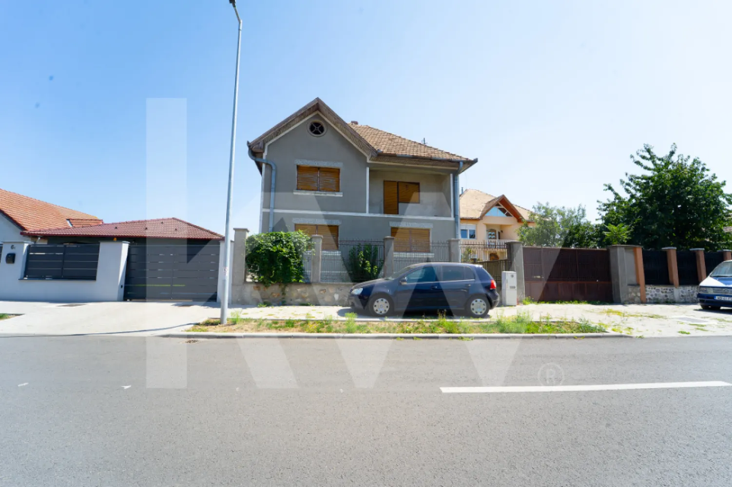 SEBEȘ | Oportunitate Premium de Investiție - În inima orașului Sebeș prinde contur un proiect cu adevărat special — o proprietate cu arhitectură contemporană, poziționare centrală și un potențial investițional remarcabil.

Această clădire nefinalizată oferă viitorului proprietar libertatea de a personaliza fiecare detaliu, păstrând în același timp viziunea unui concept modern, elegant și versatil.

Randările existente evidențiază direcția premium a proiectului și transformă această proprietate într-o oportunitate rară pentru:
- boutique office
- boutique hotel
- clinică medicală
- locuință exclusivistă
- investiție rezidențială premium

Un avantaj major al proprietății:
Casa poate fi configurată în:
- 3 apartamente distincte
- fiecare cu boxă proprie de aproximativ 20 mp la subsol
- și câte 2 locuri de parcare în curte

Această structură oferă flexibilitate excelentă atât pentru dezvoltare rezidențială, cât și pentru investiție pe termen lung.

- Poziționare centrală în Sebeș
- Arhitectură modernă și volumetrie spectaculoasă
- Compartimentare flexibilă
- Potențial ridicat de personalizare
- Suprafață generoasă și funcțională

Conceptul proiectului transmite:
- rafinament
- vizibilitate
- funcționalitate
- potențial

În piața actuală, proprietățile care combină poziția centrală, suprafața generoasă și flexibilitatea investițională sunt extrem de rare.

Unele proprietăți se cumpără pentru ceea ce sunt astăzi.
Altele pentru ceea ce pot deveni.

Aceasta este una dintre ele.
