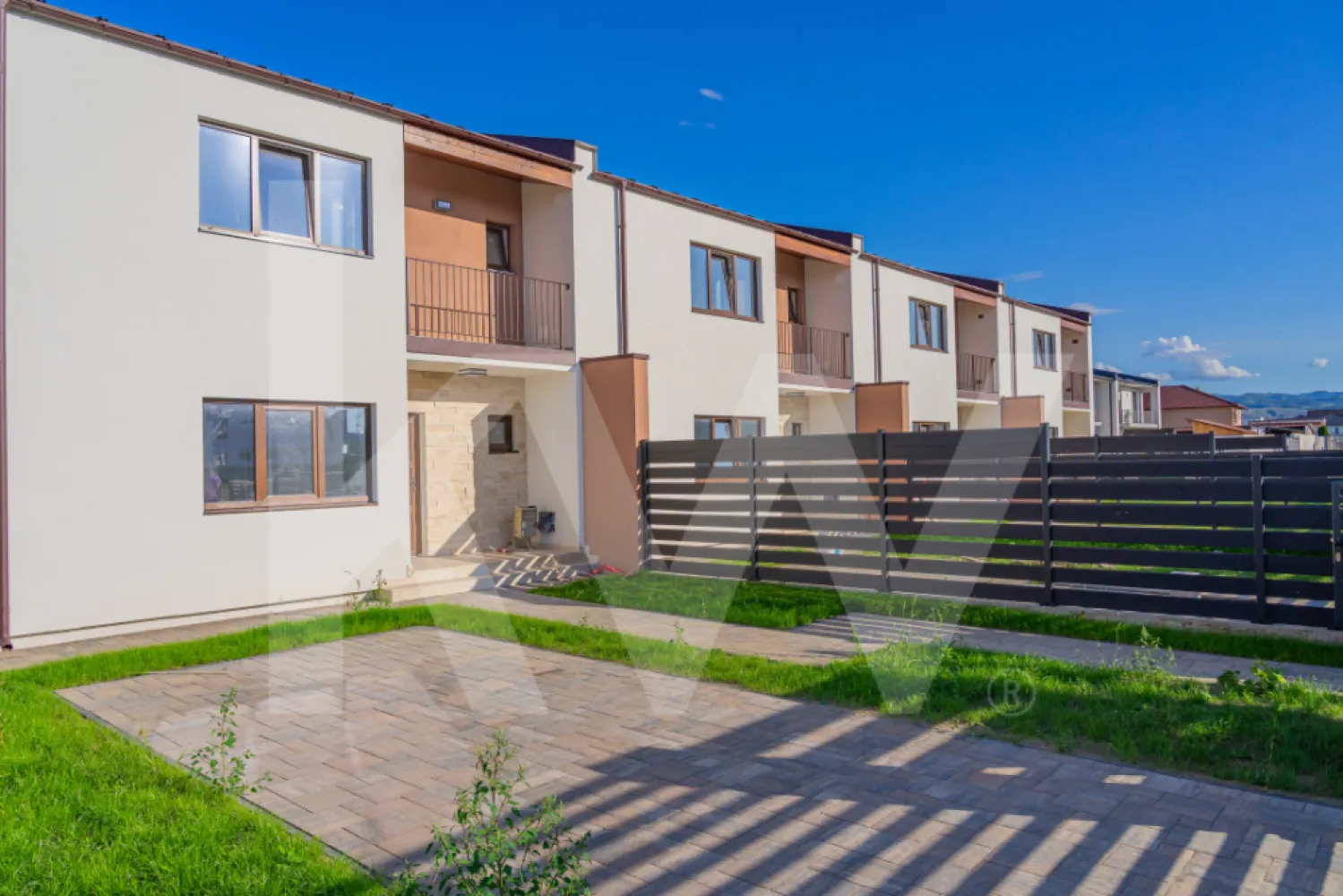 Casă înșiruită, 5 camere - Sebeș , Drumul Petreștiului - Casă înșiruită, parte dintr-un ansamblu de 4 locuințe
📐 Suprafață utilă: 120 mp
📐 Suprafață terase/balcoane: 24 mp

Această proprietate face parte dintr-un ansamblu rezidențial compus din 4 case moderne, construite cu atenție la detalii și materiale de calitate premium.
Compartimentare
Parter: bucătărie, living spațios, baie
Etaj: 3 dormitoare, 2 băi
Detalii constructive
Zidărie Ytong 40 cm pentru pereți exteriori și pereți despărțitori între case
Acoperiș: structură din lemn, izolat cu spumă poliuretanică 25 cm, învelitoare tablă Bilka
Interior: tencuieli pe bază de ipsos (camere) și ciment (băi), glet, tavane din gips carton
Exterior: tencuială decorativă siliconată
Finisaje premium
Parchet 12 mm, clasa de trafic 33
Gresie și faianță în băi, terase exterioare placate cu gresie
Intrare cu trepte, podet și perete placat cu piatră naturală
Scări interioare din lemn masiv
Pervaze interioare din lemn, exterioare din aluminiu
Amenajări exterioare
Gard exterior din elemente prefabricate Elis Pavaje și lamele din material compozit
Gard despărțitor între case cu stâlpi din aluminiu și lamele compozit
Trotuar spate din beton, acces auto și alei față din pavaj
Acces auto pavat (3,3 x 8 m)
Poartă auto și pietonală cu sistem de automatizare
🔑 Casa 2 este alegerea potrivita pentru o familie care lucreaza si de acasa. Ai parte de timp de calitate într-o locuință modernă, parte dintr-un ansamblu rezidențial intim și bine organizat.