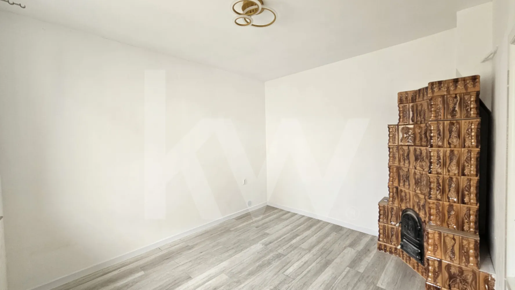 Casa individuala 2 camere Saliste Sibiu - Casă individuală disponibilă pentru vânzare, cu farmec autentic și o vechime de peste 80 de ani – potrivită pentru cei care își doresc o locuință cu potențial de personalizare sau investiție.

Proprietatea a fost îmbunătățită cu instalație electrică nouă și panou electric modern, oferind siguranță și funcționalitate. Este racordată la canalizare, iar sistemul de apă este pregătit pentru instalarea unui boiler. Încălzirea se realizează prin sobe noi pe lemne, eficiente și economice.

Compartimentarea este practică și oferă multiple posibilități:
într-o parte: 2 camere, hol și baie
în cealaltă parte: bucătărie, pivniță și o anexă ce poate fi transformată într-o extindere a locuinței sau garaj
În plus, proprietatea dispune de fântână proprie 

Ideală atât pentru locuit, cât și pentru investiție, această casă îți oferă flexibilitatea de a o adapta după propriul stil.

