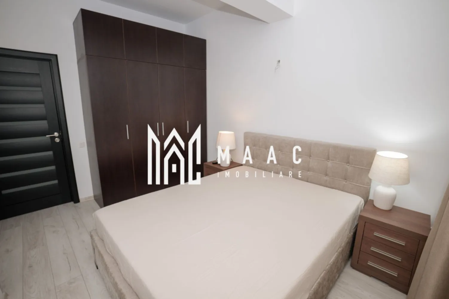 Apartament de vanzare 3 camere - Apartament unic cu 3 camere – zonă centrală, Râmnicu Vâlcea CP2905969

MAAC Imobiliare vă propune spre vânzare un apartament deosebit, situat în zona centrală a orașului Râmnicu Vâlcea, într-un bloc nou, construit în anul 2012.

📍 Localizare: zona Kaufland, bloc RO
🏢 Etaj: 1 din 8
🏗 An construcție: 2012

Detalii proprietate:

Suprafață utilă: 92 mp

Suprafață totală (cu balcon): 102 mp

Compartimentare: decomandată

Camere: 3

Compartimentare:

Living generos de 38 mp

Bucătărie separată

2 dormitoare

2 băi

Terasa de 10MP

Caracteristici și dotări:

Se vinde complet mobilat și utilat

Mobilier de calitate superioară

Parchet, gresie și faianță

Centrală termică proprie

Masina de Spalat Rufe

Finisaje moderne, bine întreținute

Avantaje:

Toate camerele au vedere spre Apus

Zonă foarte liniștită, fără trafic auto

Acces facil către punctele de interes din oraș

Ideal atât pentru locuință proprie, cât și pentru investiție

Acest apartament se remarcă prin spațiu, lumină naturală și poziționare excelentă, fiind o ofertă rară pe piața imobiliară din Râmnicu Vâlcea.

📞 Pentru mai multe detalii sau pentru programarea unei vizionări, vă stau la dispoziție.
MAAC Imobiliare – partenerul tău de încredere în imobiliare