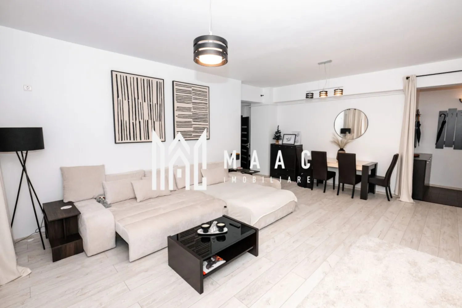 Apartament de vanzare 3 camere - Apartament unic cu 3 camere – zonă centrală, Râmnicu Vâlcea CP2905969

MAAC Imobiliare vă propune spre vânzare un apartament deosebit, situat în zona centrală a orașului Râmnicu Vâlcea, într-un bloc nou, construit în anul 2012.

📍 Localizare: zona Kaufland, bloc RO
🏢 Etaj: 1 din 8
🏗 An construcție: 2012

Detalii proprietate:

Suprafață utilă: 92 mp

Suprafață totală (cu balcon): 102 mp

Compartimentare: decomandată

Camere: 3

Compartimentare:

Living generos de 38 mp

Bucătărie separată

2 dormitoare

2 băi

Terasa de 10MP

Caracteristici și dotări:

Se vinde complet mobilat și utilat

Mobilier de calitate superioară

Parchet, gresie și faianță

Centrală termică proprie

Masina de Spalat Rufe

Finisaje moderne, bine întreținute

Avantaje:

Toate camerele au vedere spre Apus

Zonă foarte liniștită, fără trafic auto

Acces facil către punctele de interes din oraș

Ideal atât pentru locuință proprie, cât și pentru investiție

Acest apartament se remarcă prin spațiu, lumină naturală și poziționare excelentă, fiind o ofertă rară pe piața imobiliară din Râmnicu Vâlcea.

📞 Pentru mai multe detalii sau pentru programarea unei vizionări, vă stau la dispoziție.
MAAC Imobiliare – partenerul tău de încredere în imobiliare
