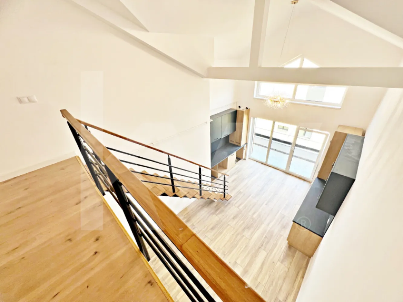 Apartamet finisat la cheie cu 3 camere, bucătărie mobilată și două băi. - Penthouse de vanzare in Cristian-Sibiu cu 3 camere, 2 bai + 1 balcon - predare la cheie cu bucătărie mobilată

Imobilul are o suprafata utila de 83,36 mp si beneficiaza de terasă cu suprafata de 13,57 mp.

Caracteristici tehnice de constructie:

- Eficienta energetica prin:

izolatie cu vata bazaltica, incalzire in pardoseala, centrala termica in condensatie, tamplarie PVC cu 5 camere si 3 foi de sticla
- Balcon finisat cu granit si balustrada din sticla securizata

- Casa scarii placata cu granit

- Fatada decorata cu larice siberian si piatra naturala.

Caracteristici ansamblu rezidential DaVinci Homes:

- 45% din suprafata destinata spatiilor verzi

- Sistem automatizat de irigatie pentru spatiile verzi

- Arbori ornamentali maturi inca din prima zi

- Priveliste panoramica spre munti

- Orientare sudica pentru toate balcoanele

- Locuire in vile cu 6, 9 sau 12 apartamente

- 4 intrari si iesiri in cadrul ansamblului

- Locuri de joaca amenajate in cartier

- Locuri de parcare incluse

- Drumuri complet pavate

- Vile construite in trepte de nivel.

Prețul afisat include finisaje la cheie, cu bucătărie mobilată. 

Locatie:

Zona de Vest a orasului Sibiu, in cartierul rezidential DaVinci Homes. Acesta este situat la o distanta de 4 minute pana la Metro si 15 minute pana in centrul istoric al Sibiului.

Comision 0 la achizitionare.