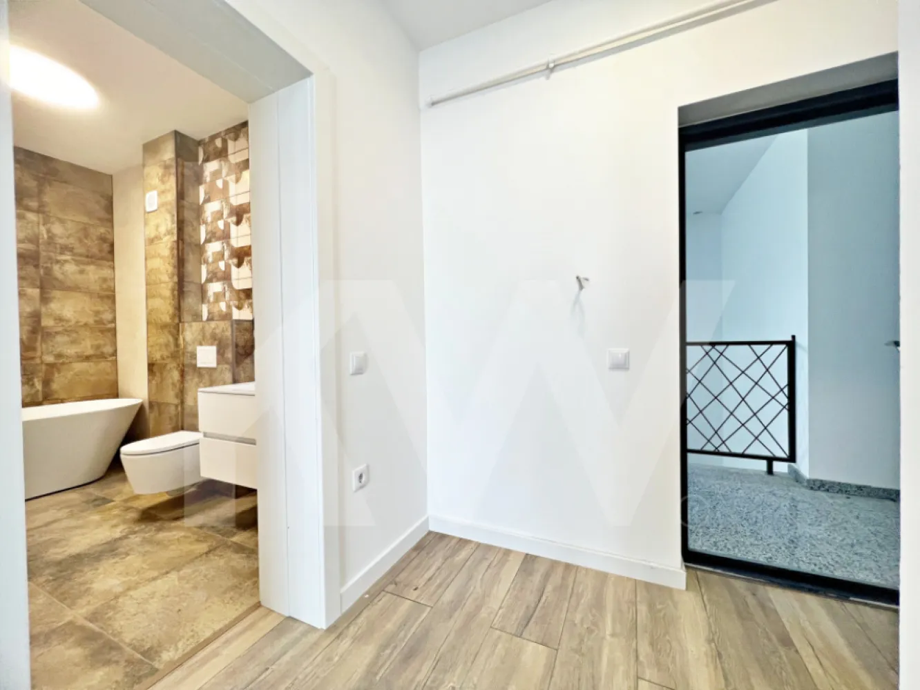 Apartamet finisat la cheie cu 3 camere, bucătărie mobilată și două băi. - Penthouse de vanzare in Cristian-Sibiu cu 3 camere, 2 bai + 1 balcon - predare la cheie cu bucătărie mobilată

Imobilul are o suprafata utila de 83,36 mp si beneficiaza de terasă cu suprafata de 13,57 mp.

Caracteristici tehnice de constructie:

- Eficienta energetica prin:

izolatie cu vata bazaltica, incalzire in pardoseala, centrala termica in condensatie, tamplarie PVC cu 5 camere si 3 foi de sticla
- Balcon finisat cu granit si balustrada din sticla securizata

- Casa scarii placata cu granit

- Fatada decorata cu larice siberian si piatra naturala.

Caracteristici ansamblu rezidential DaVinci Homes:

- 45% din suprafata destinata spatiilor verzi

- Sistem automatizat de irigatie pentru spatiile verzi

- Arbori ornamentali maturi inca din prima zi

- Priveliste panoramica spre munti

- Orientare sudica pentru toate balcoanele

- Locuire in vile cu 6, 9 sau 12 apartamente

- 4 intrari si iesiri in cadrul ansamblului

- Locuri de joaca amenajate in cartier

- Locuri de parcare incluse

- Drumuri complet pavate

- Vile construite in trepte de nivel.

Prețul afisat include finisaje la cheie, cu bucătărie mobilată. 

Locatie:

Zona de Vest a orasului Sibiu, in cartierul rezidential DaVinci Homes. Acesta este situat la o distanta de 4 minute pana la Metro si 15 minute pana in centrul istoric al Sibiului.

Comision 0 la achizitionare.