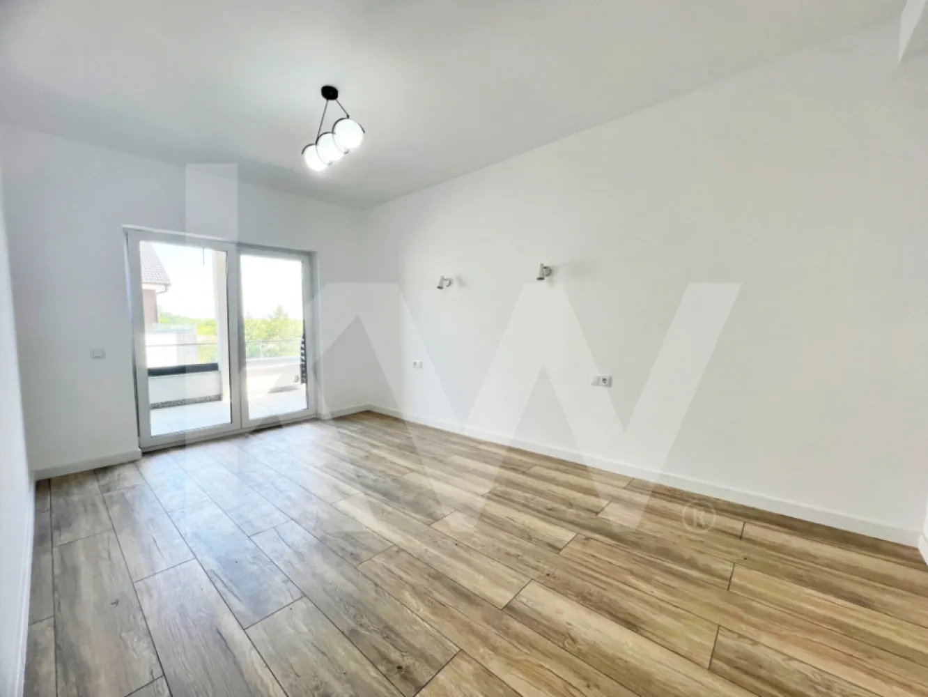 Apartamet finisat la cheie cu 3 camere, bucătărie mobilată și două băi. - Penthouse de vanzare in Cristian-Sibiu cu 3 camere, 2 bai + 1 balcon - predare la cheie cu bucătărie mobilată

Imobilul are o suprafata utila de 83,36 mp si beneficiaza de terasă cu suprafata de 13,57 mp.

Caracteristici tehnice de constructie:

- Eficienta energetica prin:

izolatie cu vata bazaltica, incalzire in pardoseala, centrala termica in condensatie, tamplarie PVC cu 5 camere si 3 foi de sticla
- Balcon finisat cu granit si balustrada din sticla securizata

- Casa scarii placata cu granit

- Fatada decorata cu larice siberian si piatra naturala.

Caracteristici ansamblu rezidential DaVinci Homes:

- 45% din suprafata destinata spatiilor verzi

- Sistem automatizat de irigatie pentru spatiile verzi

- Arbori ornamentali maturi inca din prima zi

- Priveliste panoramica spre munti

- Orientare sudica pentru toate balcoanele

- Locuire in vile cu 6, 9 sau 12 apartamente

- 4 intrari si iesiri in cadrul ansamblului

- Locuri de joaca amenajate in cartier

- Locuri de parcare incluse

- Drumuri complet pavate

- Vile construite in trepte de nivel.

Prețul afisat include finisaje la cheie, cu bucătărie mobilată. 

Locatie:

Zona de Vest a orasului Sibiu, in cartierul rezidential DaVinci Homes. Acesta este situat la o distanta de 4 minute pana la Metro si 15 minute pana in centrul istoric al Sibiului.

Comision 0 la achizitionare.