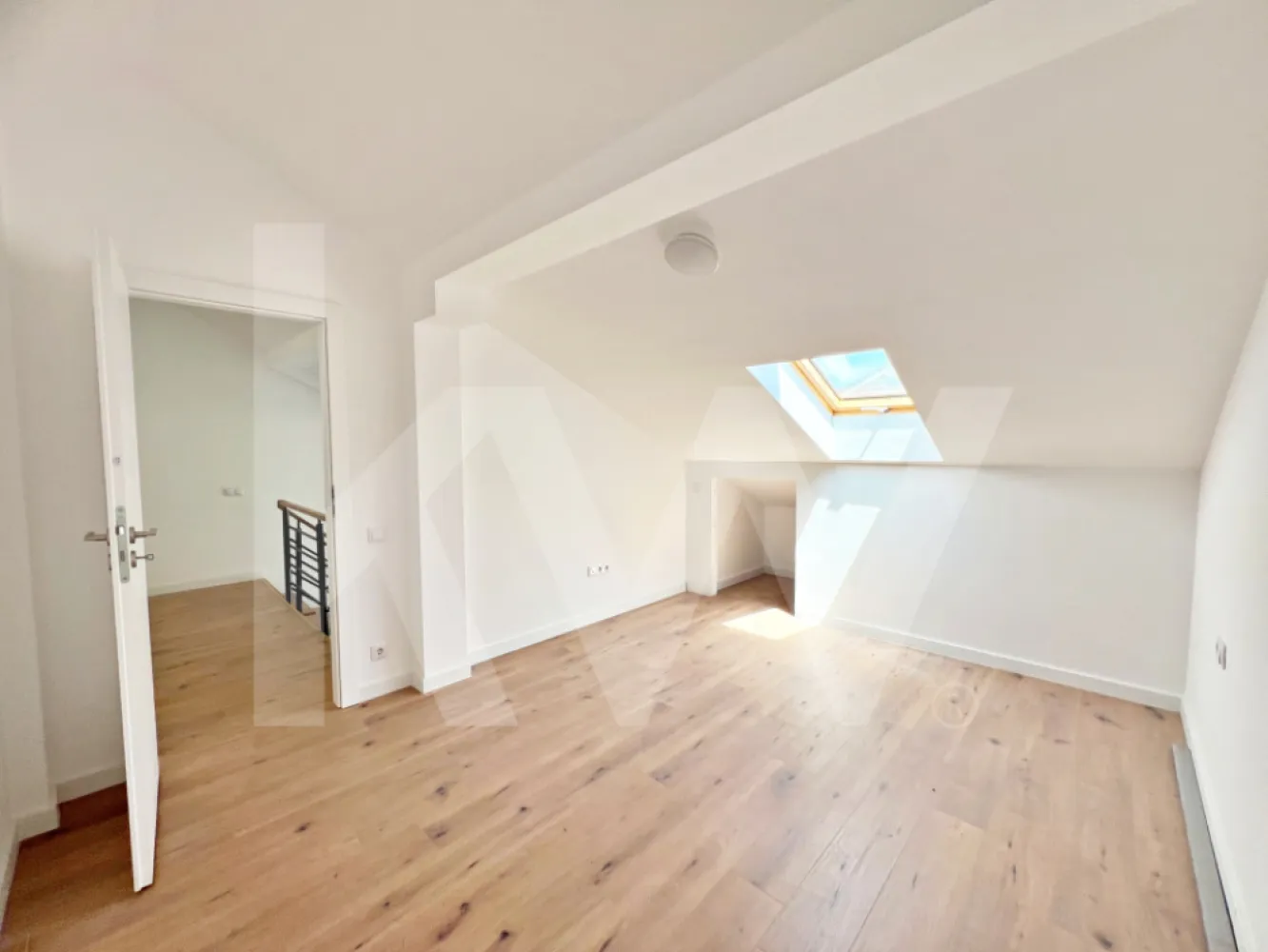 Apartamet finisat la cheie cu 3 camere, bucătărie mobilată și două băi. - Penthouse de vanzare in Cristian-Sibiu cu 3 camere, 2 bai + 1 balcon - predare la cheie cu bucătărie mobilată

Imobilul are o suprafata utila de 83,36 mp si beneficiaza de terasă cu suprafata de 13,57 mp.

Caracteristici tehnice de constructie:

- Eficienta energetica prin:

izolatie cu vata bazaltica, incalzire in pardoseala, centrala termica in condensatie, tamplarie PVC cu 5 camere si 3 foi de sticla
- Balcon finisat cu granit si balustrada din sticla securizata

- Casa scarii placata cu granit

- Fatada decorata cu larice siberian si piatra naturala.

Caracteristici ansamblu rezidential DaVinci Homes:

- 45% din suprafata destinata spatiilor verzi

- Sistem automatizat de irigatie pentru spatiile verzi

- Arbori ornamentali maturi inca din prima zi

- Priveliste panoramica spre munti

- Orientare sudica pentru toate balcoanele

- Locuire in vile cu 6, 9 sau 12 apartamente

- 4 intrari si iesiri in cadrul ansamblului

- Locuri de joaca amenajate in cartier

- Locuri de parcare incluse

- Drumuri complet pavate

- Vile construite in trepte de nivel.

Prețul afisat include finisaje la cheie, cu bucătărie mobilată. 

Locatie:

Zona de Vest a orasului Sibiu, in cartierul rezidential DaVinci Homes. Acesta este situat la o distanta de 4 minute pana la Metro si 15 minute pana in centrul istoric al Sibiului.

Comision 0 la achizitionare.