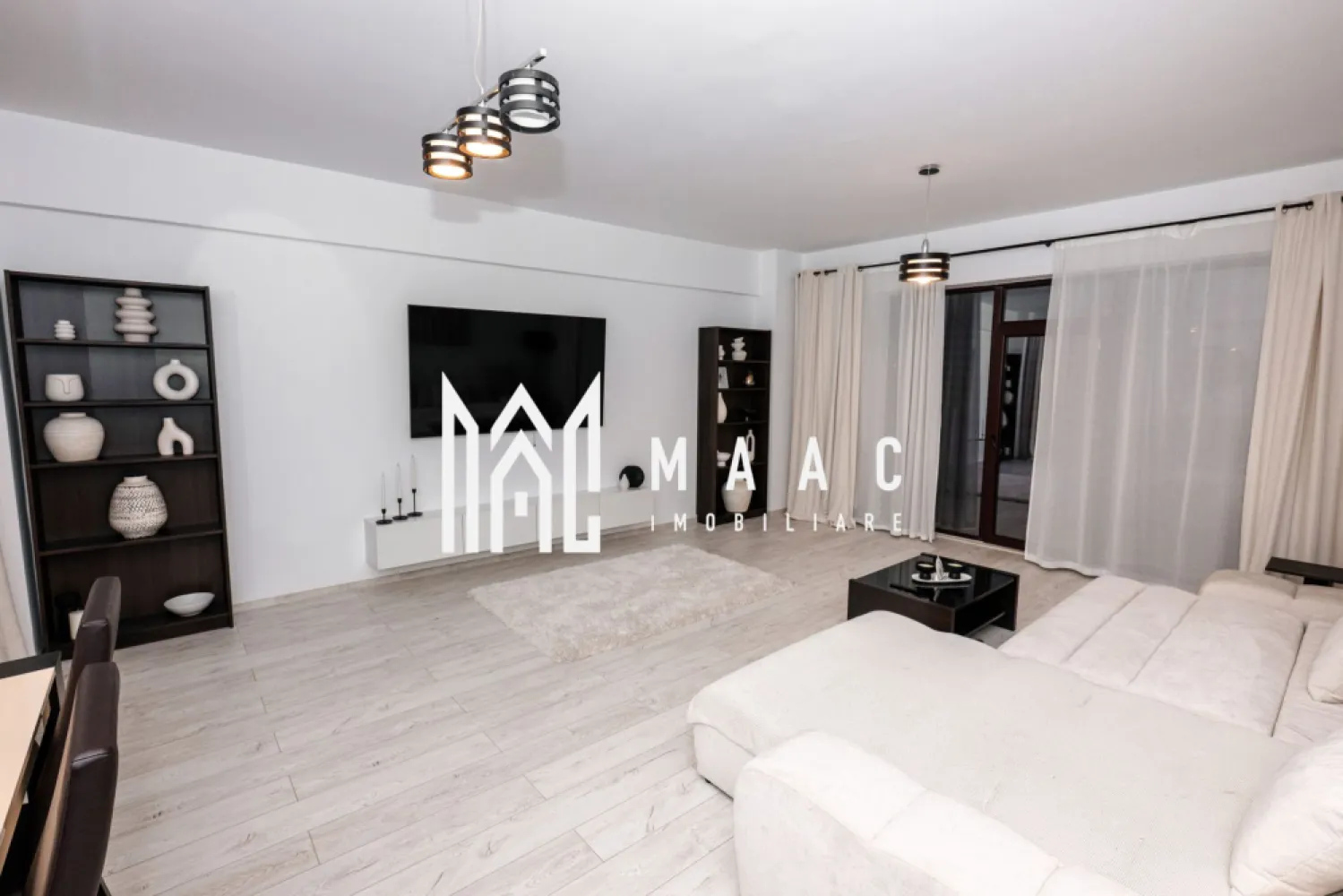 Apartament de vanzare 3 camere - Apartament unic cu 3 camere – zonă centrală, Râmnicu Vâlcea CP2905969

MAAC Imobiliare vă propune spre vânzare un apartament deosebit, situat în zona centrală a orașului Râmnicu Vâlcea, într-un bloc nou, construit în anul 2012.

📍 Localizare: zona Kaufland, bloc RO
🏢 Etaj: 1 din 8
🏗 An construcție: 2012

Detalii proprietate:

Suprafață utilă: 92 mp

Suprafață totală (cu balcon): 102 mp

Compartimentare: decomandată

Camere: 3

Compartimentare:

Living generos de 38 mp

Bucătărie separată

2 dormitoare

2 băi

Terasa de 10MP

Caracteristici și dotări:

Se vinde complet mobilat și utilat

Mobilier de calitate superioară

Parchet, gresie și faianță

Centrală termică proprie

Masina de Spalat Rufe

Finisaje moderne, bine întreținute

Avantaje:

Toate camerele au vedere spre Apus

Zonă foarte liniștită, fără trafic auto

Acces facil către punctele de interes din oraș

Ideal atât pentru locuință proprie, cât și pentru investiție

Acest apartament se remarcă prin spațiu, lumină naturală și poziționare excelentă, fiind o ofertă rară pe piața imobiliară din Râmnicu Vâlcea.

📞 Pentru mai multe detalii sau pentru programarea unei vizionări, vă stau la dispoziție.
MAAC Imobiliare – partenerul tău de încredere în imobiliare
