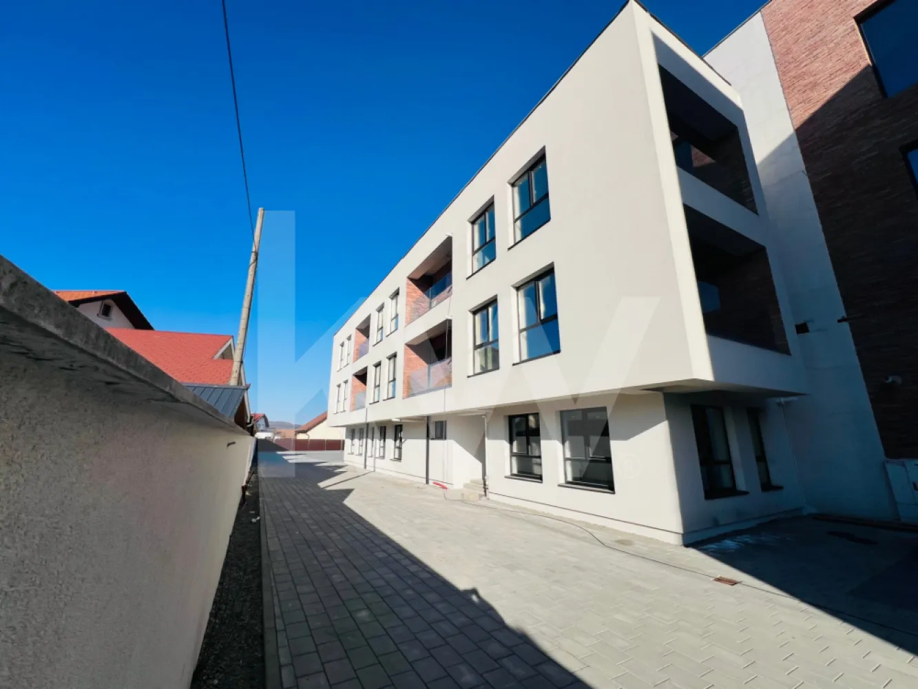 Apartament 2 camere – 50,2 mp. Bloc modern, Șelimbăr, lângă Shopping City Sibiu - Dacă îți dorești un apartament pe care să îl amenajezi exact așa cum ai visat, acesta poate fi alegerea perfectă.

Îți propunem un apartament cu 2 camere, cu suprafața utilă de 50,2 mp, situat la parter, într-un bloc cu design modern și regim redus de înălțime (P+2) din Șelimbăr, la doar câțiva pași de Shopping City Sibiu. 

Locuința este finisată la alb, ceea ce îți oferă libertatea de a-ți crea propriul stil: de la culori și materiale, până la fiecare detaliu care transformă un apartament într-un adevărat „acasă”.

Compartimentarea este practică și luminoasă:

- hol de intrare primitor
- living generos cu bucătărie open space, ideal pentru seri relaxante sau timp petrecut cu prietenii
- dormitor confortabil
- baie
- loc de parcare inclus in preț
Blocul are design modern, este construit într-o zonă liniștită din Șelimbăr, dar în același timp foarte aproape de zonele comerciale, supermarketuri, restaurante și alte puncte de interes.

Este locul potrivit pentru cei care vor să își creeze un spațiu personal, amenajat exact după propriul gust. 
În plus apartametul dispune si de o zonă exterioară pe care o poți amenaja ca si terasă. 

Pentru mai multe informații sau pentru programarea unei vizionări, te invităm să ne contactezi.