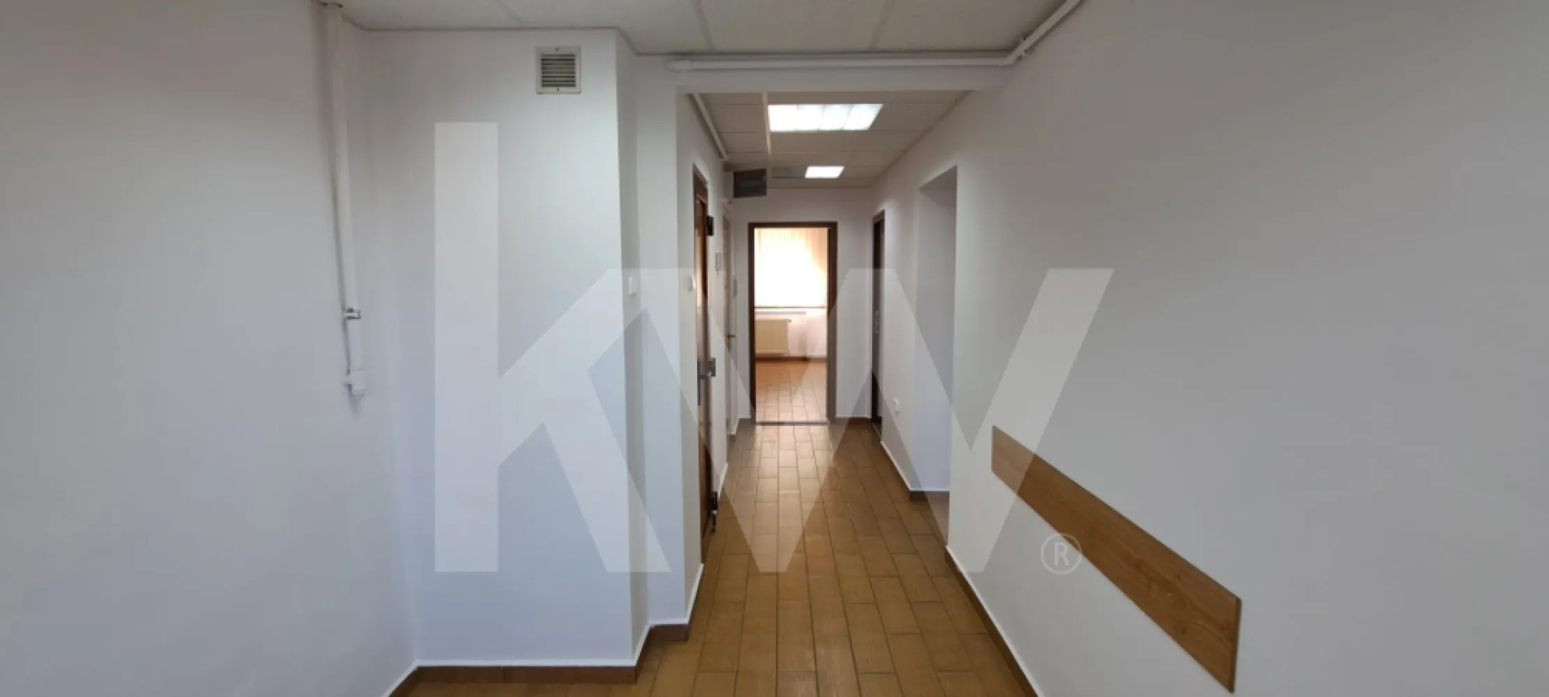 Apartament 3 camere decomandate , ultracentral ,parter -  Confort și Eleganță Ultracentrală – Acasă, unde totul este aproape

Vă doriți libertatea de a locui chiar în centrul orașului, fără a renunța la liniște? Vă prezentăm un apartament de 3 camere, renovat cu grijă, situat la parterul unui bloc liniștit. Fiind decomandat, oferă intimitatea necesară fiecărui membru al familiei, iar accesul dublu în scară aduce un plus de confort cotidian. Este o locuință gata de mutat, într-o zonă unde valorile imobiliare sunt mereu în creștere.
Apartament situat la parter , compus din 3 camere decomandate , luminos , baie , debara , spatiu de depozitare , renovat .
Suprafata utila 60mp, suprafata construita 72 mp., canalizare separata .

Oportunitate Premium: Spatiu Comercial sau Birouri în Inima Orașului

Căutați sediul perfect pentru afacerea dumneavoastră? Acest apartament cu 3 camere, decomandat, situat ultracentral la parter, este definiția versatilității. Recent renovat și complet echipat, spațiul dispune de un avantaj strategic: două căi de acces separate, ideal pentru fluxul de clienți sau pacienți. Deși este situat într-o zonă efervescentă și foarte căutată, locația rămâne surprinzător de liniștită. Gata de utilizare imediată pentru birouri, cabinete medicale sau consultanță!
Pret 153.000 eur.
Nu rata aceasta oportunitate intr-una dintre cele mai cautate zone! Proprietatile cu acest raport calitate-pret se vand rapid. Contacteaza-ma pentru o vizionare detaliata.

