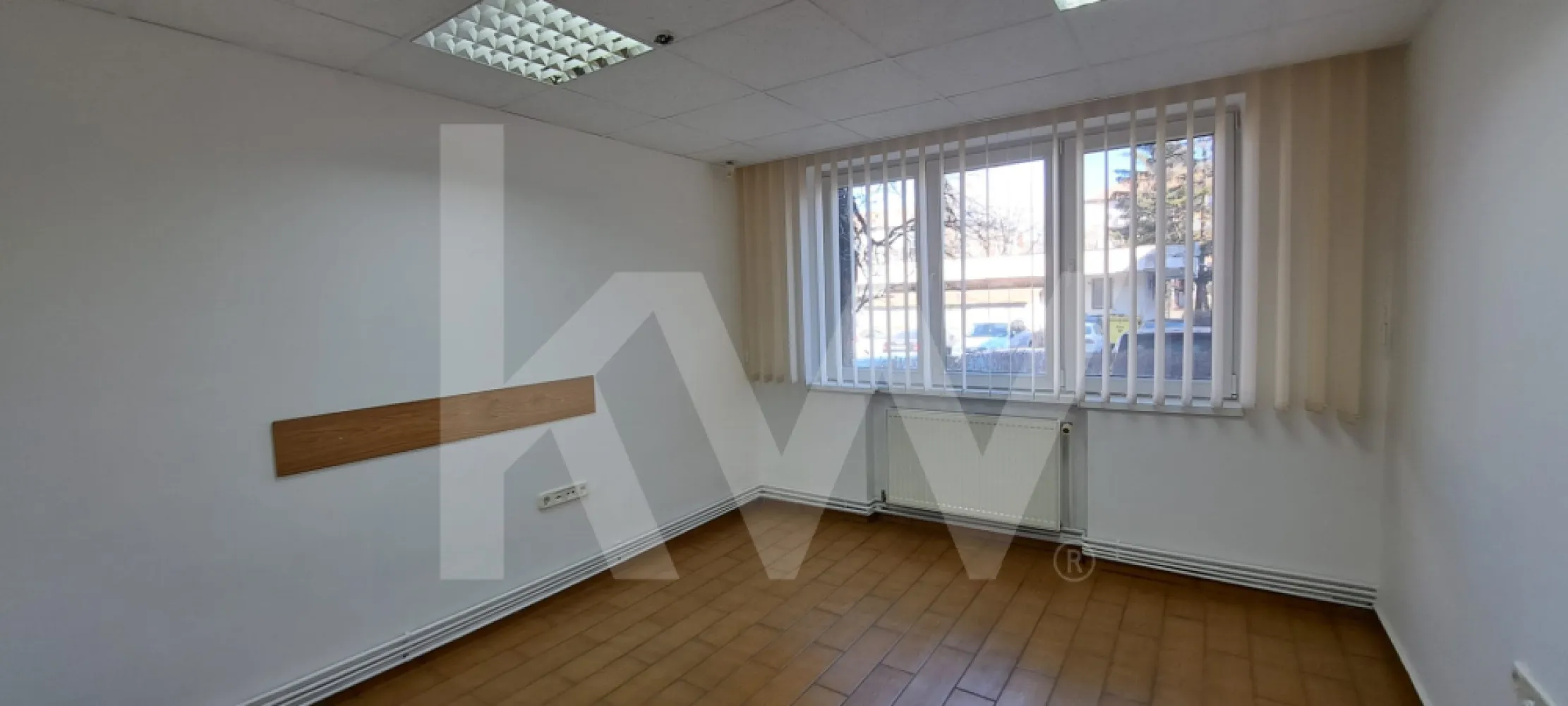 Apartament 3 camere decomandate , ultracentral ,parter -  Confort și Eleganță Ultracentrală – Acasă, unde totul este aproape

Vă doriți libertatea de a locui chiar în centrul orașului, fără a renunța la liniște? Vă prezentăm un apartament de 3 camere, renovat cu grijă, situat la parterul unui bloc liniștit. Fiind decomandat, oferă intimitatea necesară fiecărui membru al familiei, iar accesul dublu în scară aduce un plus de confort cotidian. Este o locuință gata de mutat, într-o zonă unde valorile imobiliare sunt mereu în creștere.
Apartament situat la parter , compus din 3 camere decomandate , luminos , baie , debara , spatiu de depozitare , renovat .
Suprafata utila 60mp, suprafata construita 72 mp., canalizare separata .

Oportunitate Premium: Spatiu Comercial sau Birouri în Inima Orașului

Căutați sediul perfect pentru afacerea dumneavoastră? Acest apartament cu 3 camere, decomandat, situat ultracentral la parter, este definiția versatilității. Recent renovat și complet echipat, spațiul dispune de un avantaj strategic: două căi de acces separate, ideal pentru fluxul de clienți sau pacienți. Deși este situat într-o zonă efervescentă și foarte căutată, locația rămâne surprinzător de liniștită. Gata de utilizare imediată pentru birouri, cabinete medicale sau consultanță!
Pret 153.000 eur.
Nu rata aceasta oportunitate intr-una dintre cele mai cautate zone! Proprietatile cu acest raport calitate-pret se vand rapid. Contacteaza-ma pentru o vizionare detaliata.

