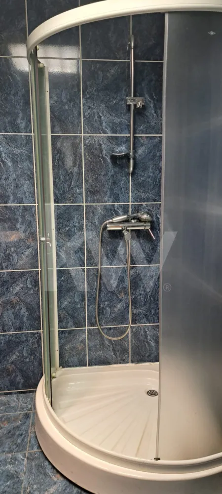 Apartament 3 camere decomandate , ultracentral ,parter -  Confort și Eleganță Ultracentrală – Acasă, unde totul este aproape

Vă doriți libertatea de a locui chiar în centrul orașului, fără a renunța la liniște? Vă prezentăm un apartament de 3 camere, renovat cu grijă, situat la parterul unui bloc liniștit. Fiind decomandat, oferă intimitatea necesară fiecărui membru al familiei, iar accesul dublu în scară aduce un plus de confort cotidian. Este o locuință gata de mutat, într-o zonă unde valorile imobiliare sunt mereu în creștere.
Apartament situat la parter , compus din 3 camere decomandate , luminos , baie , debara , spatiu de depozitare , renovat .
Suprafata utila 60mp, suprafata construita 72 mp., canalizare separata .

Oportunitate Premium: Spatiu Comercial sau Birouri în Inima Orașului

Căutați sediul perfect pentru afacerea dumneavoastră? Acest apartament cu 3 camere, decomandat, situat ultracentral la parter, este definiția versatilității. Recent renovat și complet echipat, spațiul dispune de un avantaj strategic: două căi de acces separate, ideal pentru fluxul de clienți sau pacienți. Deși este situat într-o zonă efervescentă și foarte căutată, locația rămâne surprinzător de liniștită. Gata de utilizare imediată pentru birouri, cabinete medicale sau consultanță!
Pret 153.000 eur.
Nu rata aceasta oportunitate intr-una dintre cele mai cautate zone! Proprietatile cu acest raport calitate-pret se vand rapid. Contacteaza-ma pentru o vizionare detaliata.

