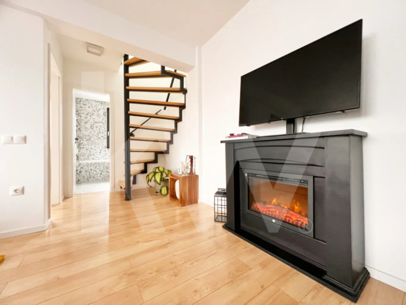 Apart. 3 cam. coplet mobilat, două băi, balcon, lift, parcare-Kaufland Hipodrom - Vă propunem spre vânzare un apartament elegant și bine compartimentat, situat într-un bloc nou cu 3 etaje, prevăzut cu lift și parcare. Amplasat într-o zonă liniștită, la doar 5 minute de mers pe jos de Kaufland Hipodrom, apartamentul oferă acces rapid către centre comerciale, transport public și alte facilități urbane.

Detalii ale apartamentului:

Suprafață utilă: 75,9 mp, organizată eficient pe două niveluri, cu scară interioară modernă.

Living spațios cu bucătărie open-space, luminos și primitor.

Două dormitoare amplasate pe nivele diferite, pentru un plus de intimitate.

Două băi complet echipate, câte una pe fiecare nivel.

Balcon de 6,2 mp, ideal pentru relaxare și momente petrecute în aer liber.

Apartamentul se vinde complet mobilat și utilat, beneficiind de finisaje moderne, mobilier de calitate și electrocasnice premium.

Avantaje suplimentare:

Bloc nou, cu lift – confort și accesibilitate sporite.

Loc de parcare inclus.

Zonă liniștită, cu acces facil către magazine, transport și puncte de interes.

Preț: 135.000 €

Un apartament complet și modern, pregătit pentru mutare imediată, potrivit pentru o familie sau un cuplu care apreciază confortul și calitatea.

Pentru detalii suplimentare și programarea unei vizionări, vă stăm cu drag la dispoziție.