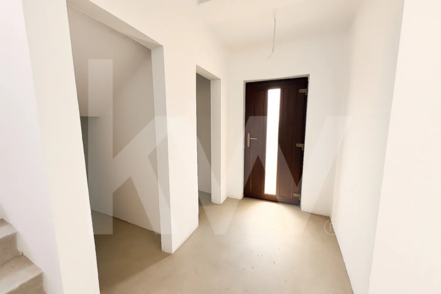 De vânzare casă tip duplex cu terasă, curte și anexă în Selimbăr, Sibiu - Vă propunem spre achiziție o casă tip duplex situată în Șelimbăr, o zonă rezidențială aflată la doar câteva minute de Sibiu, ideală pentru familii care caută liniște, spațiu și confort, dar și acces rapid la facilitățile orașului.

Imobilul a fost construit cu atenție la detalii și materiale de calitate.
Detalii proprietate:
Suprafață utilă: 110 mp
Teren: 261 mp

Compartimentare practică și bine gândită

PARTER (51,65 mp + terasă acoperită + anexă)
- Living: 25mp
- Bucătărie: 12,3 mp
- Hol și casa scării: 10,85 mp
- Baie 3,60 mp
- Terasă acoperită: 12,14 mp
ETAJ (58,75 mp):
- Dormitor 1: 17,36 mp 
- Dormitor 2: 13,26 mp
- Dormitor 3: 12,54 mp
- Baie: 7,22 mp
- Casa scării + 8,37 mp
- Balcon: 4:15 mp
 Pod pe toată suprafața casei. 

Caracteristici principale:

Împrejmuită cu gard din caramidă si beton cu poartă si portiță din metal. 
Încălzire în pardoseală în toată casa. 
Ferestre și uși Rehau 3 foi de sticlă
Centrală termică proprie 

Avantajele zonei Șelimbăr:

Proximitate de Sibiu – acces rapid la facilități urbane, educație, cultură și divertisment
Infrastructură în dezvoltare – asfaltări programate, piste pentru biciclete, poduri moderne, stații de încărcare pentru mașini electrice
Calitate a vieții – aer curat, apropiere de păduri și spații verzi pentru relaxare (Pădurea Șopa, râul Cibin)
Comunitate echilibrată – combinație între cartiere noi și zone tradiționale liniștite
Facilități pentru copii – creșe și grădinițe în construcție, transport școlar gratuit către Sibiu

PRET!!!  Casa se poate vinde 
1.  în stadiul actual - la alb si curtea neamenajată la pretul de 280000 euro
2. interior finisat la alb și exterior la cheie la prețul de 300000 euro

Locație: Selimbăr, Sibiu – zonă liniștită, în plină dezvoltare, perfectă pentru familii

Pentru mai multe detalii și vizionări, nu ezitați să ne contactați!