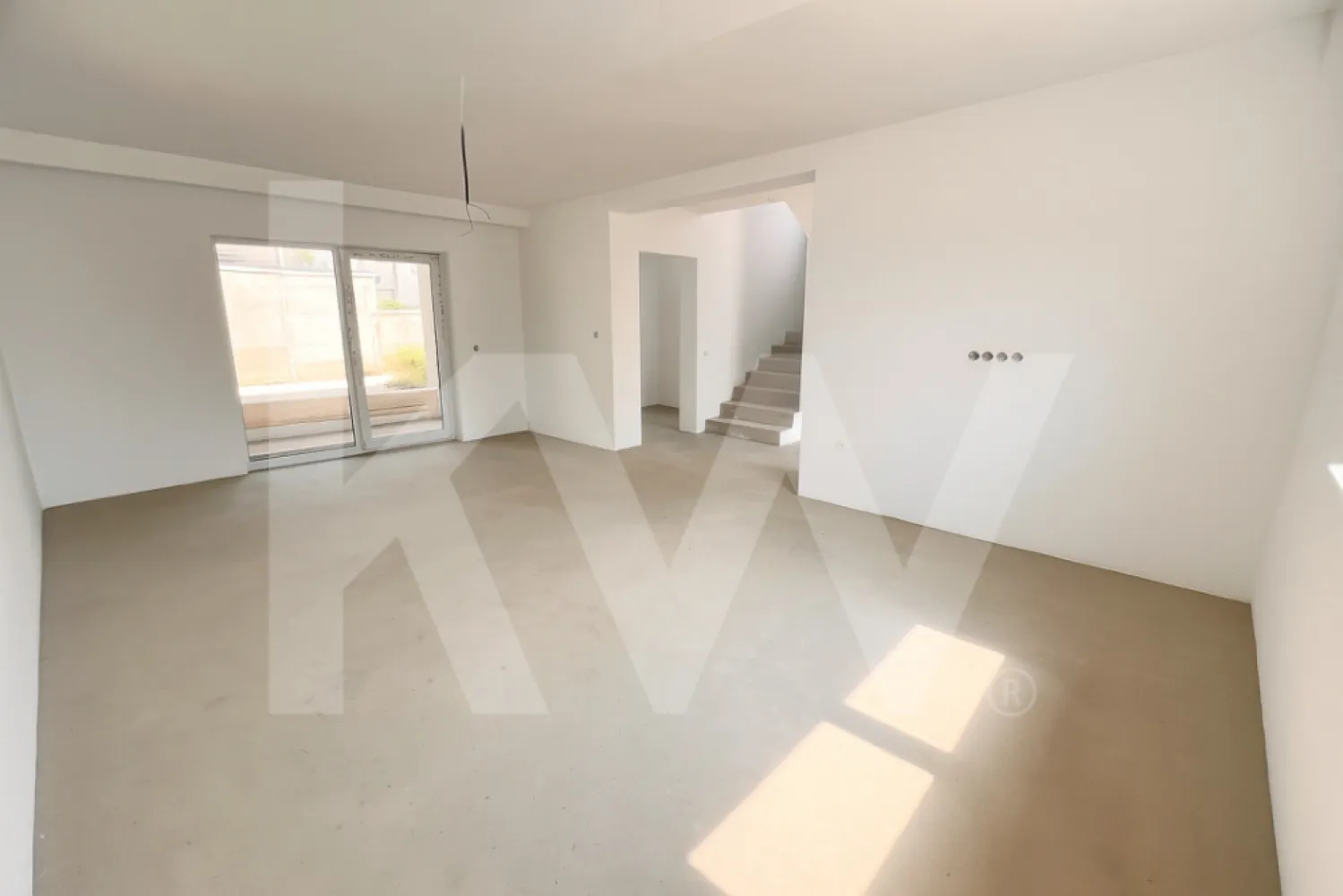 De vânzare casă tip duplex cu terasă, curte și anexă în Selimbăr, Sibiu - Vă propunem spre achiziție o casă tip duplex situată în Șelimbăr, o zonă rezidențială aflată la doar câteva minute de Sibiu, ideală pentru familii care caută liniște, spațiu și confort, dar și acces rapid la facilitățile orașului.

Imobilul a fost construit cu atenție la detalii și materiale de calitate.
Detalii proprietate:
Suprafață utilă: 110 mp
Teren: 261 mp

Compartimentare practică și bine gândită

PARTER (51,65 mp + terasă acoperită + anexă)
- Living: 25mp
- Bucătărie: 12,3 mp
- Hol și casa scării: 10,85 mp
- Baie 3,60 mp
- Terasă acoperită: 12,14 mp
ETAJ (58,75 mp):
- Dormitor 1: 17,36 mp 
- Dormitor 2: 13,26 mp
- Dormitor 3: 12,54 mp
- Baie: 7,22 mp
- Casa scării + 8,37 mp
- Balcon: 4:15 mp
 Pod pe toată suprafața casei. 

Caracteristici principale:

Împrejmuită cu gard din caramidă si beton cu poartă si portiță din metal. 
Încălzire în pardoseală în toată casa. 
Ferestre și uși Rehau 3 foi de sticlă
Centrală termică proprie 

Avantajele zonei Șelimbăr:

Proximitate de Sibiu – acces rapid la facilități urbane, educație, cultură și divertisment
Infrastructură în dezvoltare – asfaltări programate, piste pentru biciclete, poduri moderne, stații de încărcare pentru mașini electrice
Calitate a vieții – aer curat, apropiere de păduri și spații verzi pentru relaxare (Pădurea Șopa, râul Cibin)
Comunitate echilibrată – combinație între cartiere noi și zone tradiționale liniștite
Facilități pentru copii – creșe și grădinițe în construcție, transport școlar gratuit către Sibiu

PRET!!!  Casa se poate vinde 
1.  în stadiul actual - la alb si curtea neamenajată la pretul de 280000 euro
2. interior finisat la alb și exterior la cheie la prețul de 300000 euro

Locație: Selimbăr, Sibiu – zonă liniștită, în plină dezvoltare, perfectă pentru familii

Pentru mai multe detalii și vizionări, nu ezitați să ne contactați!