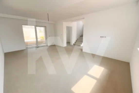 De vânzare casă tip duplex cu terasă, curte și anexă în Selimbăr, Sibiu