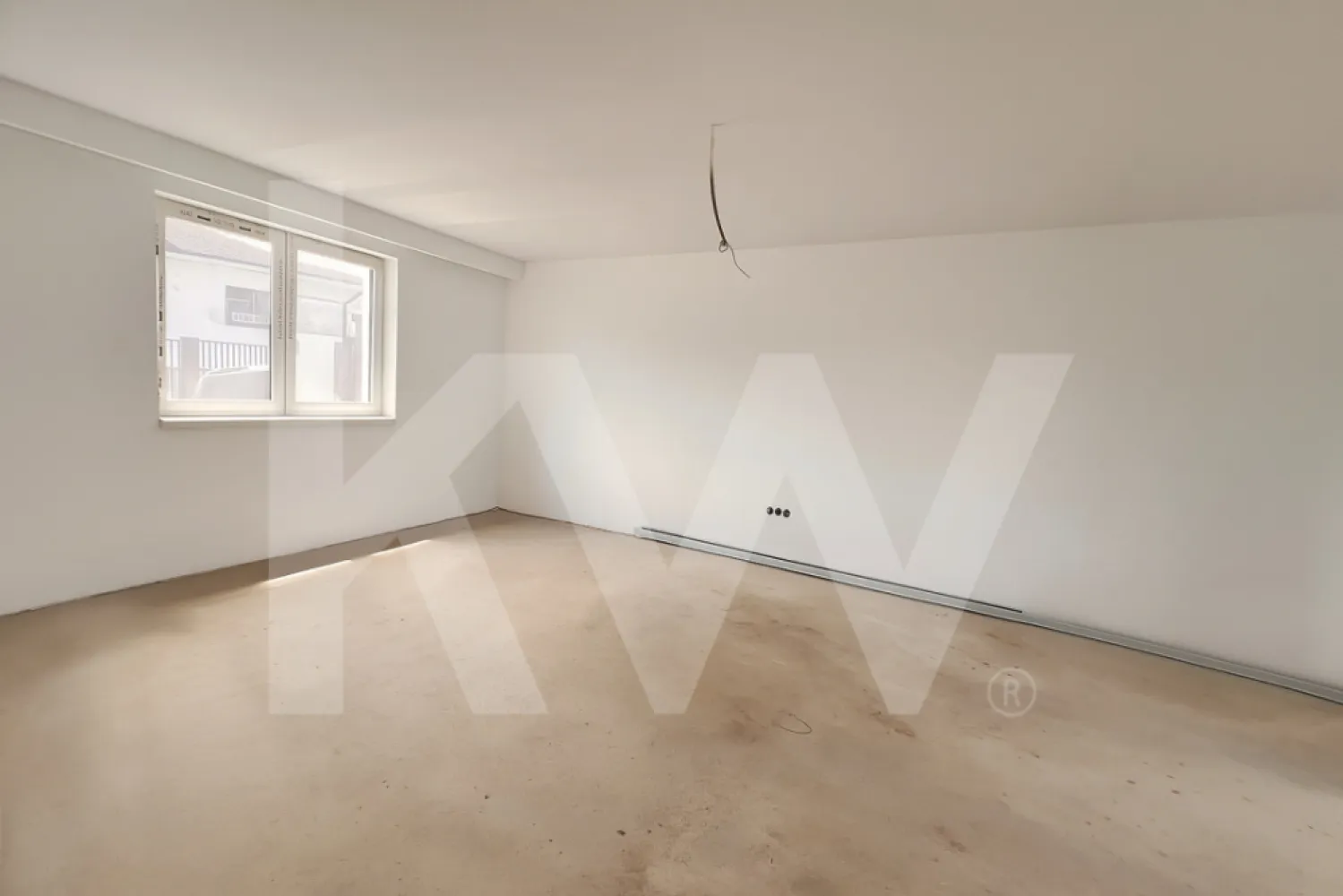 De vânzare casă tip duplex cu terasă, curte și anexă în Selimbăr, Sibiu - Vă propunem spre achiziție o casă tip duplex situată în Șelimbăr, o zonă rezidențială aflată la doar câteva minute de Sibiu, ideală pentru familii care caută liniște, spațiu și confort, dar și acces rapid la facilitățile orașului.

Imobilul a fost construit cu atenție la detalii și materiale de calitate.
Detalii proprietate:
Suprafață utilă: 110 mp
Teren: 261 mp

Compartimentare practică și bine gândită

PARTER (51,65 mp + terasă acoperită + anexă)
- Living: 25mp
- Bucătărie: 12,3 mp
- Hol și casa scării: 10,85 mp
- Baie 3,60 mp
- Terasă acoperită: 12,14 mp
ETAJ (58,75 mp):
- Dormitor 1: 17,36 mp 
- Dormitor 2: 13,26 mp
- Dormitor 3: 12,54 mp
- Baie: 7,22 mp
- Casa scării + 8,37 mp
- Balcon: 4:15 mp
 Pod pe toată suprafața casei. 

Caracteristici principale:

Împrejmuită cu gard din caramidă si beton cu poartă si portiță din metal. 
Încălzire în pardoseală în toată casa. 
Ferestre și uși Rehau 3 foi de sticlă
Centrală termică proprie 

Avantajele zonei Șelimbăr:

Proximitate de Sibiu – acces rapid la facilități urbane, educație, cultură și divertisment
Infrastructură în dezvoltare – asfaltări programate, piste pentru biciclete, poduri moderne, stații de încărcare pentru mașini electrice
Calitate a vieții – aer curat, apropiere de păduri și spații verzi pentru relaxare (Pădurea Șopa, râul Cibin)
Comunitate echilibrată – combinație între cartiere noi și zone tradiționale liniștite
Facilități pentru copii – creșe și grădinițe în construcție, transport școlar gratuit către Sibiu

PRET!!!  Casa se poate vinde 
1.  în stadiul actual - la alb si curtea neamenajată la pretul de 280000 euro
2. interior finisat la alb și exterior la cheie la prețul de 300000 euro

Locație: Selimbăr, Sibiu – zonă liniștită, în plină dezvoltare, perfectă pentru familii

Pentru mai multe detalii și vizionări, nu ezitați să ne contactați!