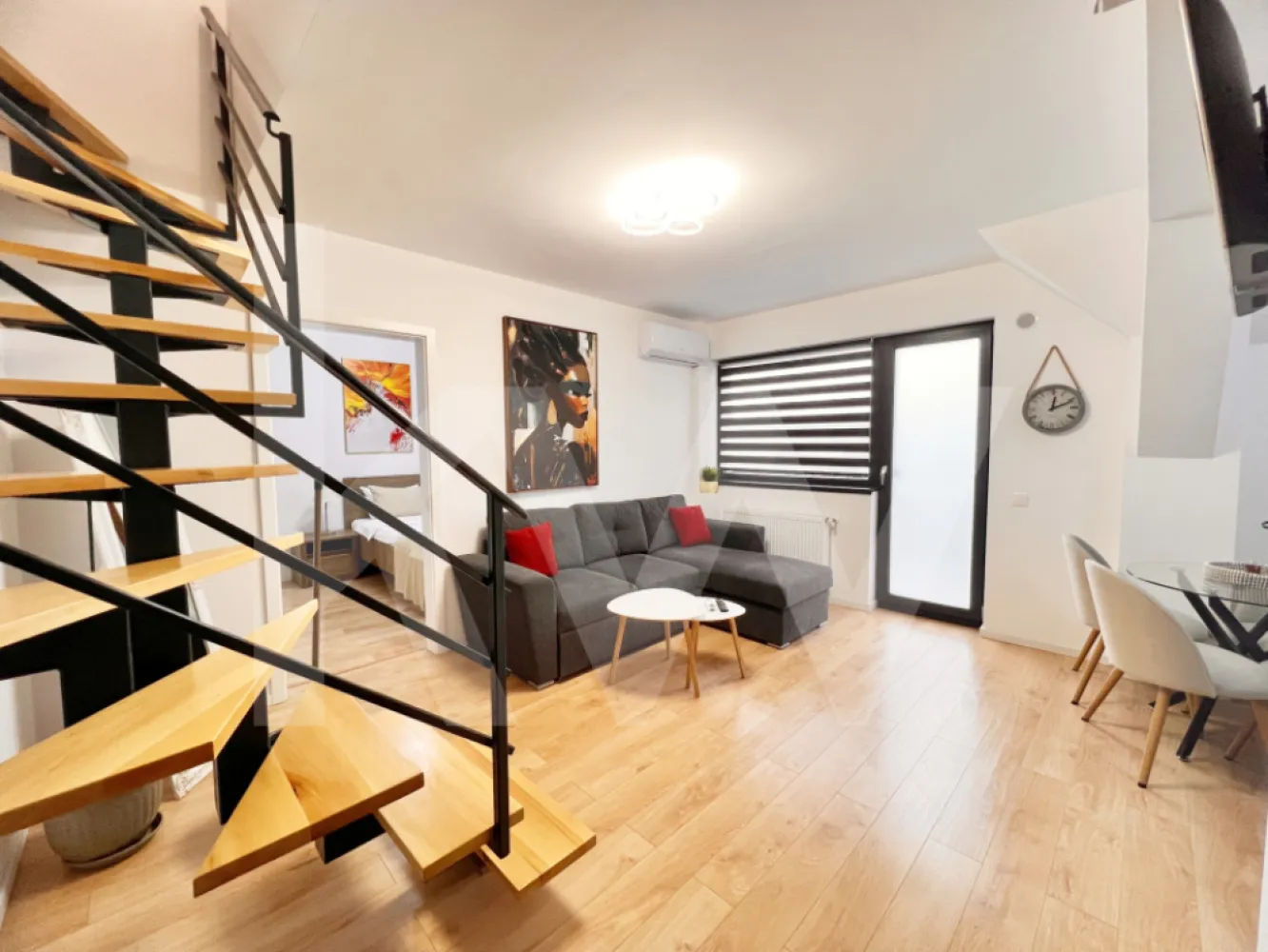 Ap. modern cu 3 cam. complet mobilat și utilat, două băi+loc de parcare - Vă prezentăm un apartament deosebit, situat într-un bloc nou cu 3 etaje, prevăzut cu lift și parcare. Localizat într-o zonă liniștită și bine conectată, la doar 5 minute de mers pe jos de Kaufland Hipodrom, proprietatea oferă acces facil către magazine, transport și servicii.

Detalii ale apartamentului:

Suprafață utilă: 67,5 mp. eficient compartimentați.
Configurație pe două niveluri, cu scară interioară modernă.
Living spațios cu bucătărie open-space, luminos și primitor.
Două dormitoar (unul la primul nivel și unul la nivelul superior), oferind intimitate și confort.
Două băi complet utilate, câte una pe fiecare nivel.
Balcon generos de 7,6 mp, ideal pentru zonă de relaxare în aer liber.

Apartamentul se vinde complet mobilat și utilat, cu finisaje moderne și mobilier de calitate, fiind pregătit pentru mutare imediată.

Avantaje suplimentare:

Bloc nou cu lift – un plus semnificativ pentru confort.
Parcare inclusă în preț
Zonă liniștită, acces rapid către puncte de interes, mijloace de transport și centre comerciale.

Acest apartament reprezintă alegerea ideală pentru cei care caută un cămin spațios, modern și confortabil, într-o zonă bine poziționată a orașului.

Pentru informații suplimentare și programarea unei vizionări, vă stăm cu drag la dispoziție.


