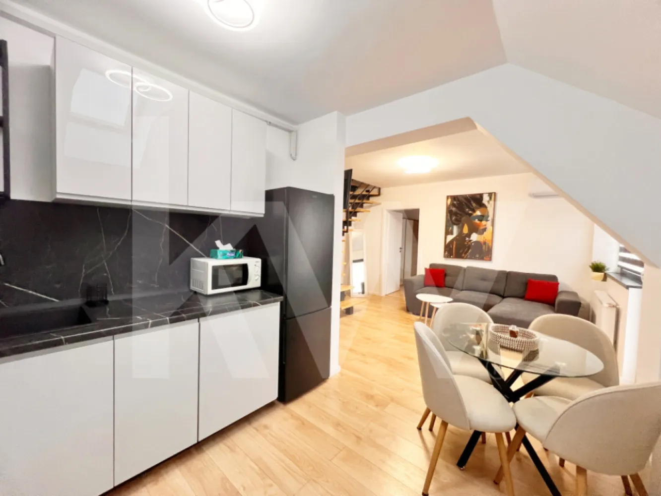 Ap. modern cu 3 cam. complet mobilat și utilat, două băi+loc de parcare - Vă prezentăm un apartament deosebit, situat într-un bloc nou cu 3 etaje, prevăzut cu lift și parcare. Localizat într-o zonă liniștită și bine conectată, la doar 5 minute de mers pe jos de Kaufland Hipodrom, proprietatea oferă acces facil către magazine, transport și servicii.

Detalii ale apartamentului:

Suprafață utilă: 67,5 mp. eficient compartimentați.
Configurație pe două niveluri, cu scară interioară modernă.
Living spațios cu bucătărie open-space, luminos și primitor.
Două dormitoar (unul la primul nivel și unul la nivelul superior), oferind intimitate și confort.
Două băi complet utilate, câte una pe fiecare nivel.
Balcon generos de 7,6 mp, ideal pentru zonă de relaxare în aer liber.

Apartamentul se vinde complet mobilat și utilat, cu finisaje moderne și mobilier de calitate, fiind pregătit pentru mutare imediată.

Avantaje suplimentare:

Bloc nou cu lift – un plus semnificativ pentru confort.
Parcare inclusă în preț
Zonă liniștită, acces rapid către puncte de interes, mijloace de transport și centre comerciale.

Acest apartament reprezintă alegerea ideală pentru cei care caută un cămin spațios, modern și confortabil, într-o zonă bine poziționată a orașului.

Pentru informații suplimentare și programarea unei vizionări, vă stăm cu drag la dispoziție.


