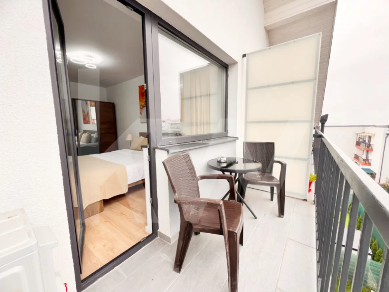 Ap. modern cu 3 cam. complet mobilat și utilat, două băi+loc de parcare - Vă prezentăm un apartament deosebit, situat într-un bloc nou cu 3 etaje, prevăzut cu lift și parcare. Localizat într-o zonă liniștită și bine conectată, la doar 5 minute de mers pe jos de Kaufland Hipodrom, proprietatea oferă acces facil către magazine, transport și servicii.

Detalii ale apartamentului:

Suprafață utilă: 67,5 mp. eficient compartimentați.
Configurație pe două niveluri, cu scară interioară modernă.
Living spațios cu bucătărie open-space, luminos și primitor.
Două dormitoar (unul la primul nivel și unul la nivelul superior), oferind intimitate și confort.
Două băi complet utilate, câte una pe fiecare nivel.
Balcon generos de 7,6 mp, ideal pentru zonă de relaxare în aer liber.

Apartamentul se vinde complet mobilat și utilat, cu finisaje moderne și mobilier de calitate, fiind pregătit pentru mutare imediată.

Avantaje suplimentare:

Bloc nou cu lift – un plus semnificativ pentru confort.
Parcare inclusă în preț
Zonă liniștită, acces rapid către puncte de interes, mijloace de transport și centre comerciale.

Acest apartament reprezintă alegerea ideală pentru cei care caută un cămin spațios, modern și confortabil, într-o zonă bine poziționată a orașului.

Pentru informații suplimentare și programarea unei vizionări, vă stăm cu drag la dispoziție.


