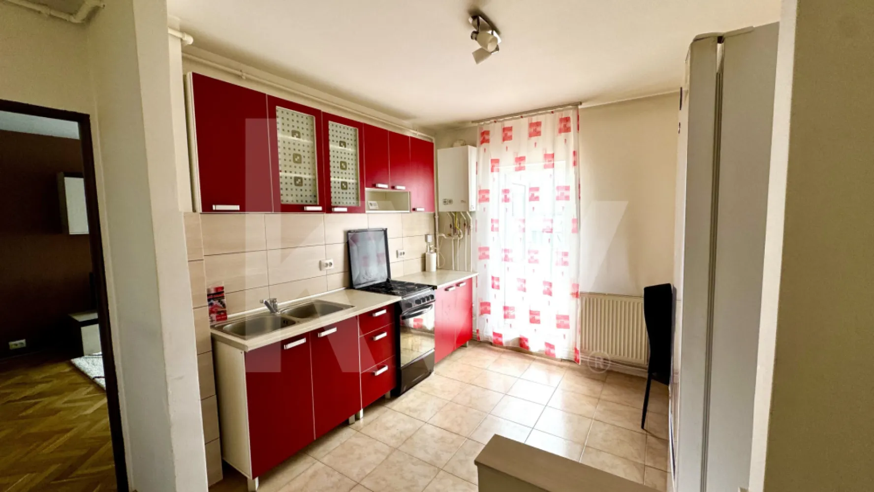 Apartament 2 camere decomandat de închiriat | Zonă Centrală - Calea Dumbrăvii - Apartament cu 2 camere decomandate disponibil spre închiriere într-una dintre cele mai apreciate și bine conectate zone centrale ale Sibiului. Proprietatea este situată la etajul 1 al unui imobil cu regim redus de înălțime și oferă acces rapid către centrul orașului, parcuri, restaurante, cafenele, magazine, farmacii, mijloace de transport și multiple puncte de interes.

Locuința este complet mobilată și utilată, fiind pregătită pentru mutare imediată. Compartimentarea decomandată oferă confort și intimitate, apartamentul fiind compus din living, dormitor, bucătărie separată, baie și balcon.

Zona este apreciată pentru accesibilitate, atmosfera liniștită și proximitatea față de principalele artere ale orașului, fiind potrivită atât pentru un cuplu, cât și pentru o persoană care își dorește să locuiască aproape de centru, într-o zonă cu facilități complete.

 2 camere decomandate
 Complet mobilat și utilat
 Etaj 1/4
 Balcon
 Disponibil imediat
 Fără animale de companie