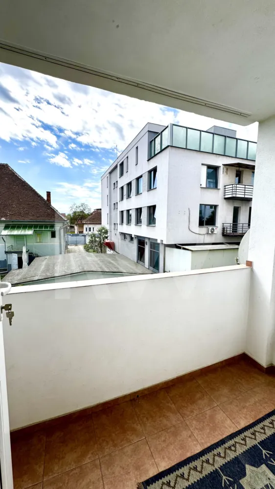 Apartament 2 camere decomandat de închiriat | Zonă Centrală - Calea Dumbrăvii - Apartament cu 2 camere decomandate disponibil spre închiriere într-una dintre cele mai apreciate și bine conectate zone centrale ale Sibiului. Proprietatea este situată la etajul 1 al unui imobil cu regim redus de înălțime și oferă acces rapid către centrul orașului, parcuri, restaurante, cafenele, magazine, farmacii, mijloace de transport și multiple puncte de interes.

Locuința este complet mobilată și utilată, fiind pregătită pentru mutare imediată. Compartimentarea decomandată oferă confort și intimitate, apartamentul fiind compus din living, dormitor, bucătărie separată, baie și balcon.

Zona este apreciată pentru accesibilitate, atmosfera liniștită și proximitatea față de principalele artere ale orașului, fiind potrivită atât pentru un cuplu, cât și pentru o persoană care își dorește să locuiască aproape de centru, într-o zonă cu facilități complete.

 2 camere decomandate
 Complet mobilat și utilat
 Etaj 1/4
 Balcon
 Disponibil imediat
 Fără animale de companie