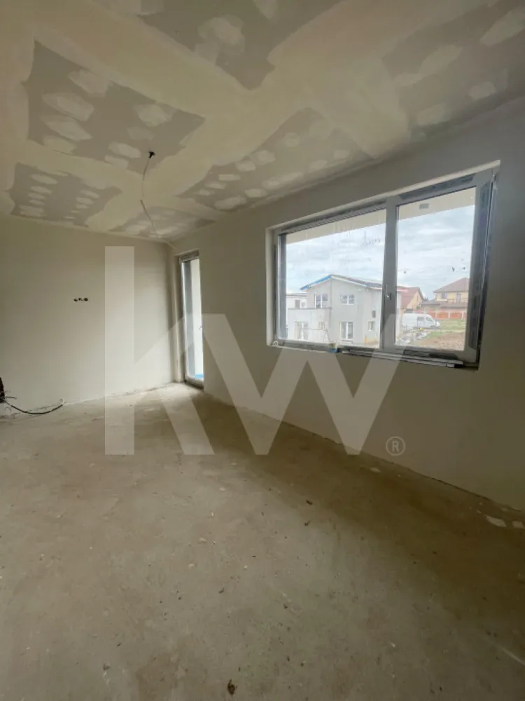 Casă Arhitecților – 82 mp utili, 170 mp curte, 2 locuri de parcare - Casa perfectă pentru tine! Imaginează-ți diminețile liniștite pe balcon, serile relaxante în curtea ta de 170 mp și confortul unui cămin bine compartimentat. Această casă cvadruplex îți oferă tot ce ai nevoie pentru un stil de viață modern și echilibrat!

Parter:
Living spațios de 20 mp, luminos, cu acces direct către curte;
Bucătărie separată de 13 mp, ideală pentru pasionații de gătit;
Grup sanitar de 2mp pentru o funcționalitate sporită;

Etaj:
Două dormitoare confortabile unul de 16mp, respectiv 13mp;
Baie principală de 4 mp;
Balcon, perfect pentru momentele de relaxare.

În plus, ai 2 locuri de parcare incluse și o curte de 170mp unde te poți bucura de timp liber alături de familie.
Predare la alb la interior si la cheie pe exterior.

O casă primitoare, într-o zonă liniștită, aproape de oraș!
Programează o vizionare acum!