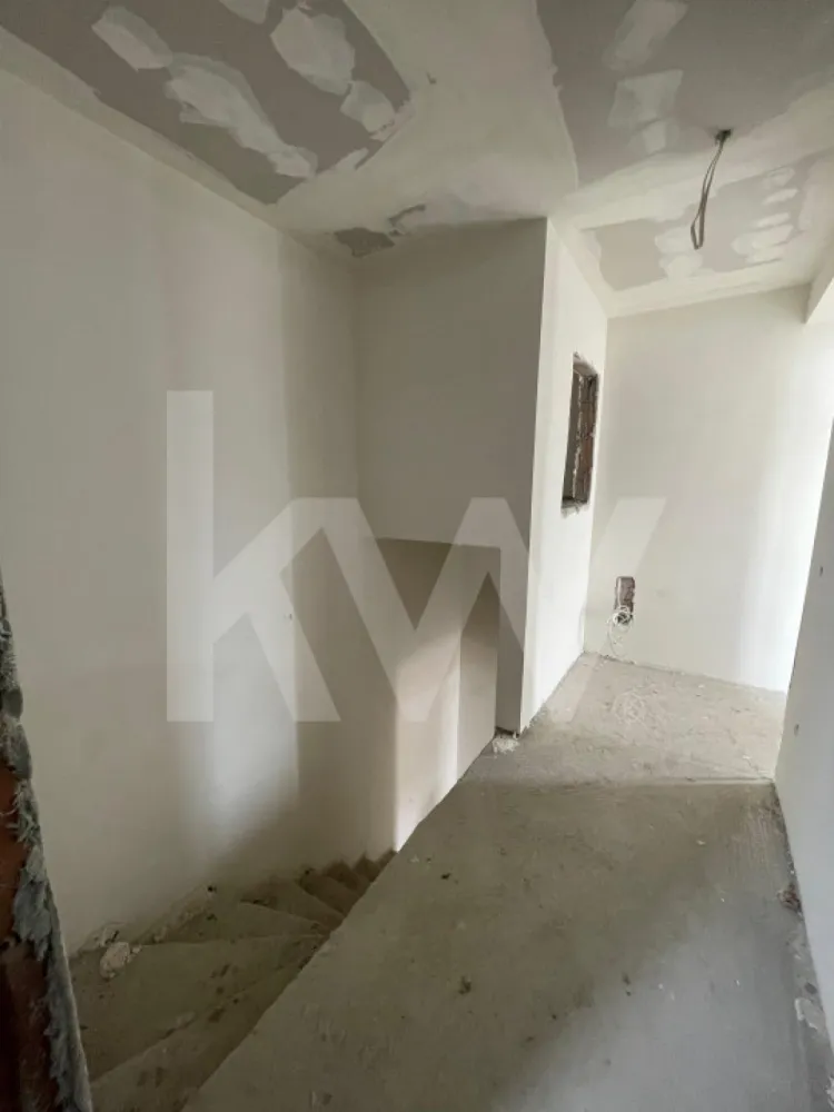 Casă Arhitecților – 82 mp utili, 170 mp curte, 2 locuri de parcare - Casa perfectă pentru tine! Imaginează-ți diminețile liniștite pe balcon, serile relaxante în curtea ta de 170 mp și confortul unui cămin bine compartimentat. Această casă cvadruplex îți oferă tot ce ai nevoie pentru un stil de viață modern și echilibrat!

Parter:
Living spațios de 20 mp, luminos, cu acces direct către curte;
Bucătărie separată de 13 mp, ideală pentru pasionații de gătit;
Grup sanitar de 2mp pentru o funcționalitate sporită;

Etaj:
Două dormitoare confortabile unul de 16mp, respectiv 13mp;
Baie principală de 4 mp;
Balcon, perfect pentru momentele de relaxare.

În plus, ai 2 locuri de parcare incluse și o curte de 170mp unde te poți bucura de timp liber alături de familie.
Predare la alb la interior si la cheie pe exterior.

O casă primitoare, într-o zonă liniștită, aproape de oraș!
Programează o vizionare acum!