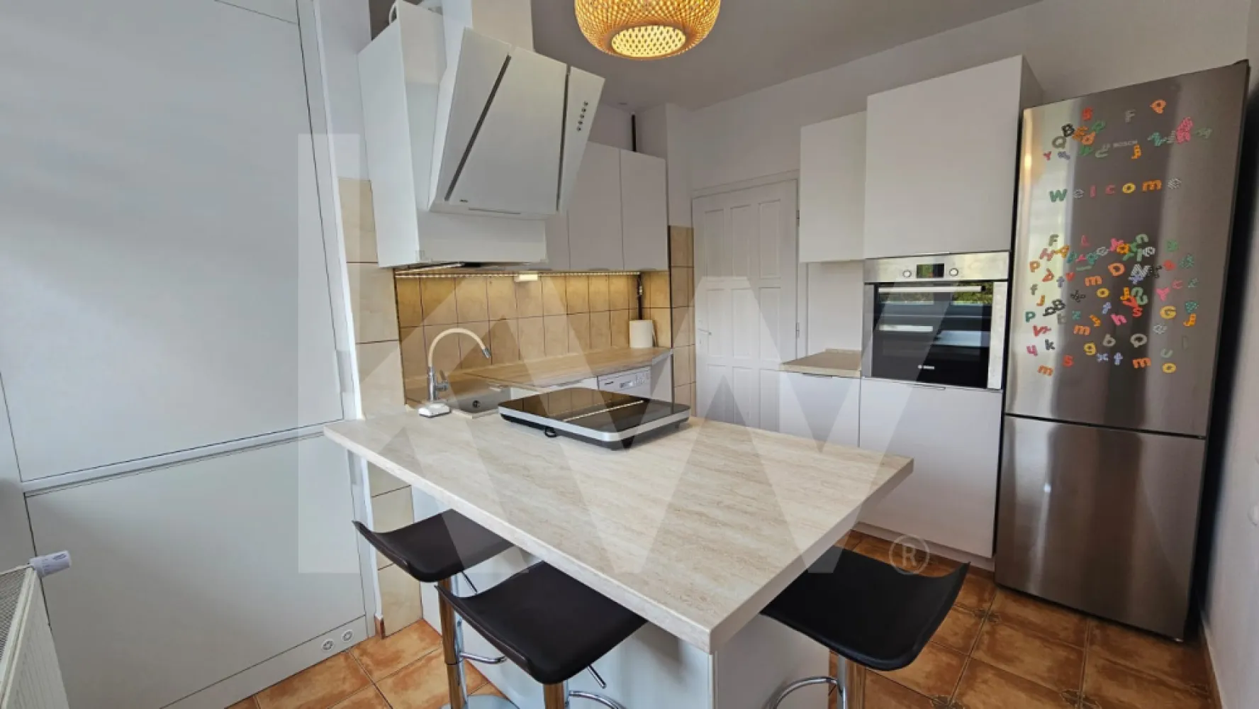 Apartament la casa 4 camere de închiriat – la 5 minute de Parcul Sub Arini - Se oferă spre închiriere un apartament spațios, situat la etajul 1 al unei case, într-o zonă liniștită, la aproximativ 5 minute de Parcul Sub Arini.

Apartamentul este parțial mobilat și compartimentat astfel: 4 camere, dintre care un dormitor complet mobilat și un living amenajat, bucătărie utilată, baie cu cabină de duș și geam pentru aerisire naturală, precum și spațiu WC separat.

Imobilul a fost recent renovat și beneficiază de finisaje moderne.

Dotări:
centrală nouă pe gaz cu calorifere
combina frigorifică
plită electrică cu inducție
cuptor electric
hotă
mașină de spălat vase
mașină de spălat rufe (situată la subsol)
jaluzele la geam

Alte informații:
posibilitate de utilizare a terasei din curte
casa scării este comună cu parterul, unde locuiește proprietarul

Apartamentul este potrivit pentru persoane sau familii care își doresc o locuință într-o zonă liniștită, cu acces facil către zone verzi.