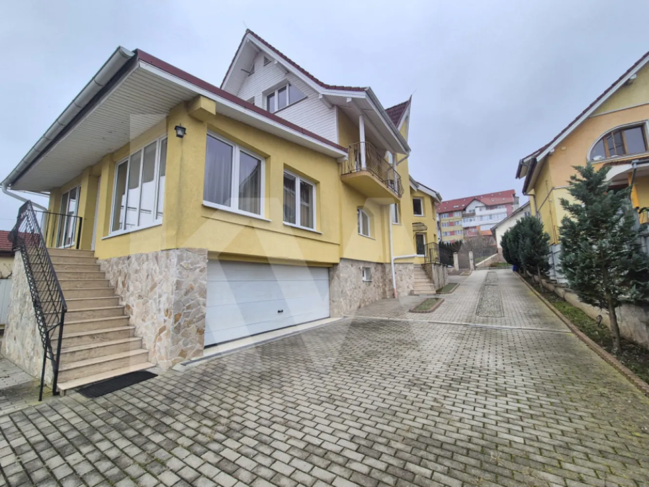 CASĂ INDIVIDUALĂ de închiriat – 330 mp, 8 camere, 5 băi, garaj dublu, grădină - De inchiriat casă spațioasă și elegantă în unul dintre cele mai căutate cartiere ale Sibiului – Ștrand / zona Tilișca, pe strada Săcel.
Proprietatea este ideală pentru familii, două familii (datorită celor 2 intrări separate), dar și pentru activități rezidențiale premium.

Vila dispune de 330 mp suprafață utilă, 8 camere, 5 băi, 3 bucătării, garaj pentru două mașini, grădină frumos amenajată și filigorie cu zonă de grătar, perfectă pentru relaxare.

Compartimentare:

 Subsol:
Garaj pentru 2 mașini
O cameră
Bucătărie
Baie

 Parter:
3 camere
2 băi
Bucătărie

Etaj:
Living generos
Bucătărie
2 dormitoare (unul cu baie proprie)
Baie
2 balcoane

Mansardă:
Hol
2 camere
Baie
Dotări și avantaje:
Disponibilă imediat

Pretabilă pentru două familii – 2 intrări separate

5 băi
2 centrale termice

Dotări premium: fotoliu cu hidromasaj, mașină de spălat vase, mașină de spălat rufe, aragaz, frigider

Filigorie + spațiu de grătar
Spațiu de joacă pentru copii
Curte pavată și amenajată
Grădină verde
Garaj + multiple spații de depozitare
Poartă automatizată
Sistem de alarmă
Zonă extrem de liniștită, perfectă pentru familii
Panou pentru apă caldă + sistem automatizare poartă

Descriere suplimentară:

Această vilă individuală oferă un confort deosebit prin suprafețele generoase, compartimentarea inteligentă și dotările moderne. Spațiile luminoase, grădina îngrijită și filigoria cu zonă de barbeque creează un mediu ideal atât pentru relaxare, cât și pentru activități de familie. Zona este una liniștită, apreciată pentru accesul rapid către centrul orașului și pentru comunitatea selectă.


Contactează-mă pentru detalii și programarea unei vizionări!
Nu rata oportunitatea de a locui într-una dintre cele mai bune zone ale Sibiului.
