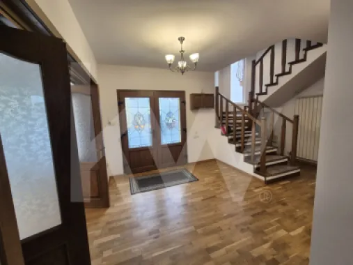 CASĂ INDIVIDUALĂ de închiriat – 330 mp, 8 camere, 5 băi, garaj dublu, grădină