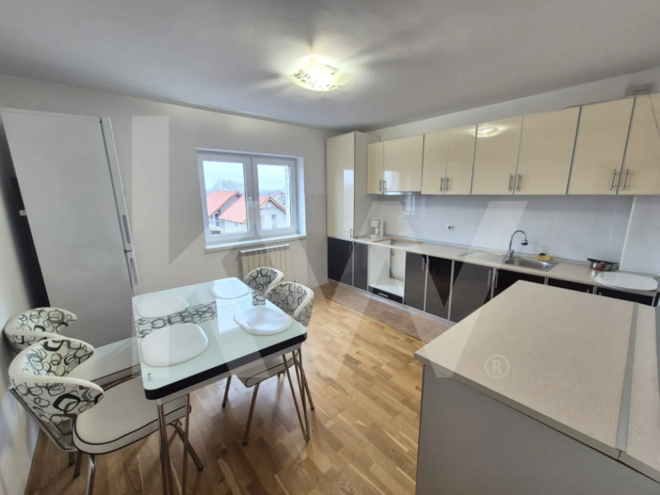 CASĂ INDIVIDUALĂ de închiriat – 330 mp, 8 camere, 5 băi, garaj dublu, grădină - De inchiriat casă spațioasă și elegantă în unul dintre cele mai căutate cartiere ale Sibiului – Ștrand / zona Tilișca, pe strada Săcel.
Proprietatea este ideală pentru familii, două familii (datorită celor 2 intrări separate), dar și pentru activități rezidențiale premium.

Vila dispune de 330 mp suprafață utilă, 8 camere, 5 băi, 3 bucătării, garaj pentru două mașini, grădină frumos amenajată și filigorie cu zonă de grătar, perfectă pentru relaxare.

Compartimentare:

 Subsol:
Garaj pentru 2 mașini
O cameră
Bucătărie
Baie

 Parter:
3 camere
2 băi
Bucătărie

Etaj:
Living generos
Bucătărie
2 dormitoare (unul cu baie proprie)
Baie
2 balcoane

Mansardă:
Hol
2 camere
Baie
Dotări și avantaje:
Disponibilă imediat

Pretabilă pentru două familii – 2 intrări separate

5 băi
2 centrale termice

Dotări premium: fotoliu cu hidromasaj, mașină de spălat vase, mașină de spălat rufe, aragaz, frigider

Filigorie + spațiu de grătar
Spațiu de joacă pentru copii
Curte pavată și amenajată
Grădină verde
Garaj + multiple spații de depozitare
Poartă automatizată
Sistem de alarmă
Zonă extrem de liniștită, perfectă pentru familii
Panou pentru apă caldă + sistem automatizare poartă

Descriere suplimentară:

Această vilă individuală oferă un confort deosebit prin suprafețele generoase, compartimentarea inteligentă și dotările moderne. Spațiile luminoase, grădina îngrijită și filigoria cu zonă de barbeque creează un mediu ideal atât pentru relaxare, cât și pentru activități de familie. Zona este una liniștită, apreciată pentru accesul rapid către centrul orașului și pentru comunitatea selectă.


Contactează-mă pentru detalii și programarea unei vizionări!
Nu rata oportunitatea de a locui într-una dintre cele mai bune zone ale Sibiului.
