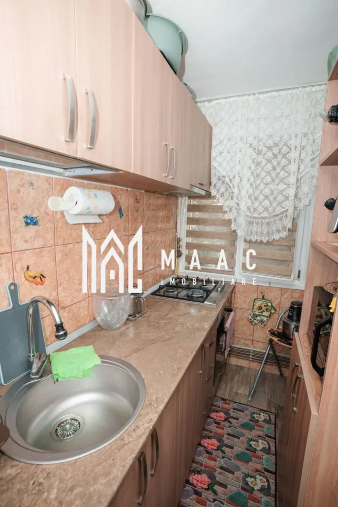 Apartament 2 camere | Centrala Termica | Etaj 3 | Zona Nord - MAAC Imobiliare
ID anunț: CP2906033

🏡 Apartament 2 camere de vânzare – Cartierul Nord

MAAC Imobiliare vă propune spre vânzare un apartament cu 2 camere, cu o suprafață de 41 mp, situat la etajul 3 din 4 al unui bloc anvelopat, amplasat într-o zonă liniștită și căutată – Cartierul Nord.

✨ Caracteristici principale:

apartament foarte călduros

centrală termică Viessmann nouă

compartimentare semidecomandată

stare foarte bună, curat și perfect locuibil

ideal atât pentru locuit, cât și pentru investiție

📐 Compartimentare:

hol

bucătărie

baie

living

dormitor

balcon

spații de depozitare

Apartamentul se prezintă într-o stare excelentă, fiind pregătit pentru mutare imediată, fără investiții suplimentare.

📞 Așteptăm cu interes potențiali cumpărători!
Pentru mai multe detalii sau pentru programarea unei vizionări, nu ezitați să ne contactați.