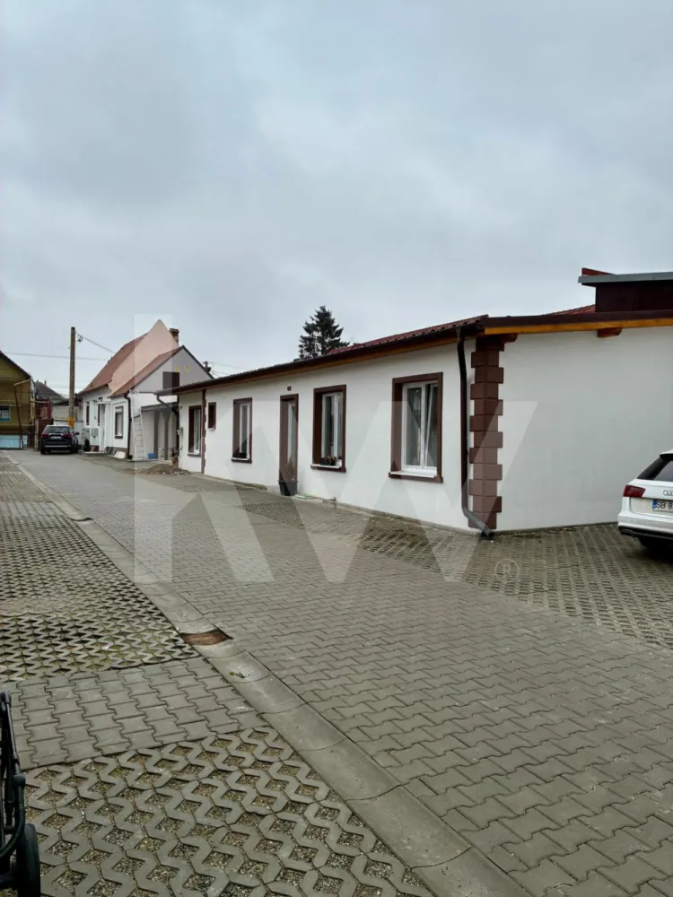 Apartament la casa zona Turnisor! -  Un ansamblu cochet, dar plin de suflet

Descoperă un colț aparte din oraș – un mic cartier rezidențial gândit pentru cei care nu caută doar o locuință, ci un acasă cu personalitate și căldură umană.

Garsonierele sunt compacte și eficiente, ideale pentru un stil de viață dinamic. Apartamentele cu 2 camere oferă echilibrul ideal între spațiu și funcționalitate. Cele cu 3 camere, în stil vilă, impresionează prin luminozitate, compartimentare practică și un design care te face să te simți „acasă” din prima clipă. Iar apartamentele cu 4 camere sunt spațioase și versatile – perfecte pentru familii care vor intimitate, dar și loc pentru conexiune.

 Fiecare locuință are un aer atipic – un design care iese din tiparele standard și creează emoție. Nu e doar un spațiu de locuit, ci un loc care îți dă o stare bună.

 Curtea comună e gândită ca o grădină de suflet: accesibilă doar rezidenților, ideală pentru relaxare, pentru ca cei mici să se joace în siguranță și pentru ca părinții să stea liniștiți.

 Ansamblul nu e doar un grup de locuințe, ci o comunitate mică și unită, unde vecinii se cunosc și copiii cresc frumos, în siguranță, într-un cartier liniștit, retras de agitație, dar bine conectat la oraș.

Un loc diferit. Mai cald. Mai sigur. Mai al tău.

