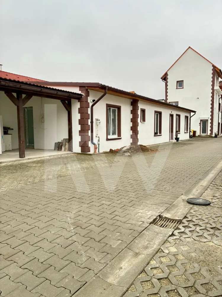 Apartament la casa zona Turnisor! -  Un ansamblu cochet, dar plin de suflet

Descoperă un colț aparte din oraș – un mic cartier rezidențial gândit pentru cei care nu caută doar o locuință, ci un acasă cu personalitate și căldură umană.

Garsonierele sunt compacte și eficiente, ideale pentru un stil de viață dinamic. Apartamentele cu 2 camere oferă echilibrul ideal între spațiu și funcționalitate. Cele cu 3 camere, în stil vilă, impresionează prin luminozitate, compartimentare practică și un design care te face să te simți „acasă” din prima clipă. Iar apartamentele cu 4 camere sunt spațioase și versatile – perfecte pentru familii care vor intimitate, dar și loc pentru conexiune.

 Fiecare locuință are un aer atipic – un design care iese din tiparele standard și creează emoție. Nu e doar un spațiu de locuit, ci un loc care îți dă o stare bună.

 Curtea comună e gândită ca o grădină de suflet: accesibilă doar rezidenților, ideală pentru relaxare, pentru ca cei mici să se joace în siguranță și pentru ca părinții să stea liniștiți.

 Ansamblul nu e doar un grup de locuințe, ci o comunitate mică și unită, unde vecinii se cunosc și copiii cresc frumos, în siguranță, într-un cartier liniștit, retras de agitație, dar bine conectat la oraș.

Un loc diferit. Mai cald. Mai sigur. Mai al tău.

