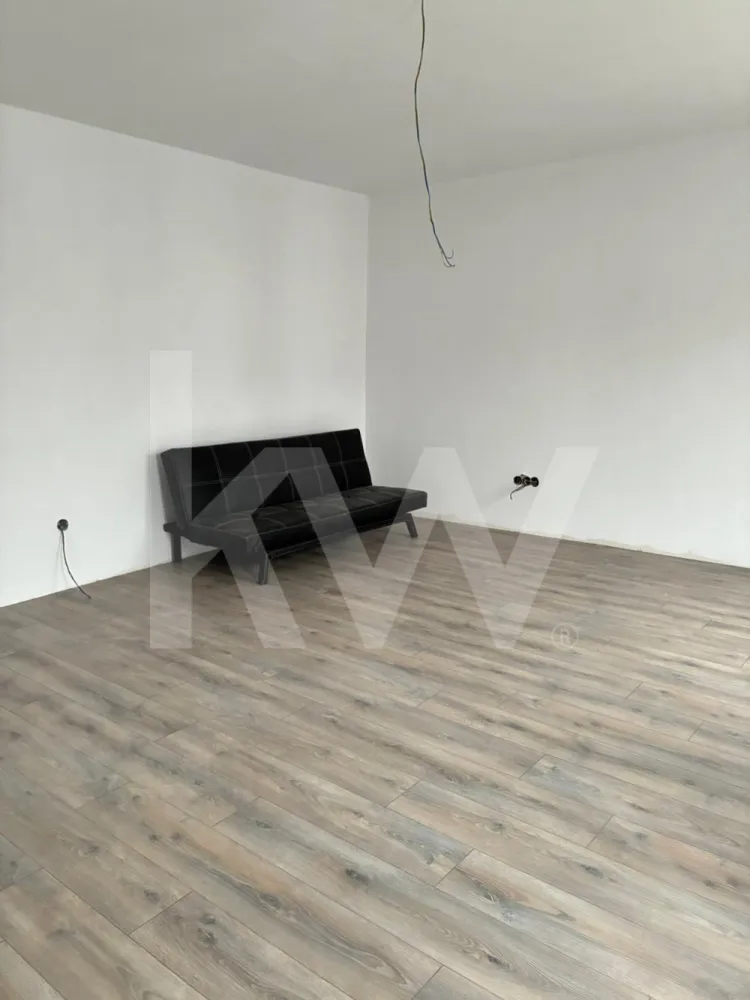 Apartament la casa zona Turnisor! -  Un ansamblu cochet, dar plin de suflet

Descoperă un colț aparte din oraș – un mic cartier rezidențial gândit pentru cei care nu caută doar o locuință, ci un acasă cu personalitate și căldură umană.

Garsonierele sunt compacte și eficiente, ideale pentru un stil de viață dinamic. Apartamentele cu 2 camere oferă echilibrul ideal între spațiu și funcționalitate. Cele cu 3 camere, în stil vilă, impresionează prin luminozitate, compartimentare practică și un design care te face să te simți „acasă” din prima clipă. Iar apartamentele cu 4 camere sunt spațioase și versatile – perfecte pentru familii care vor intimitate, dar și loc pentru conexiune.

 Fiecare locuință are un aer atipic – un design care iese din tiparele standard și creează emoție. Nu e doar un spațiu de locuit, ci un loc care îți dă o stare bună.

 Curtea comună e gândită ca o grădină de suflet: accesibilă doar rezidenților, ideală pentru relaxare, pentru ca cei mici să se joace în siguranță și pentru ca părinții să stea liniștiți.

 Ansamblul nu e doar un grup de locuințe, ci o comunitate mică și unită, unde vecinii se cunosc și copiii cresc frumos, în siguranță, într-un cartier liniștit, retras de agitație, dar bine conectat la oraș.

Un loc diferit. Mai cald. Mai sigur. Mai al tău.

