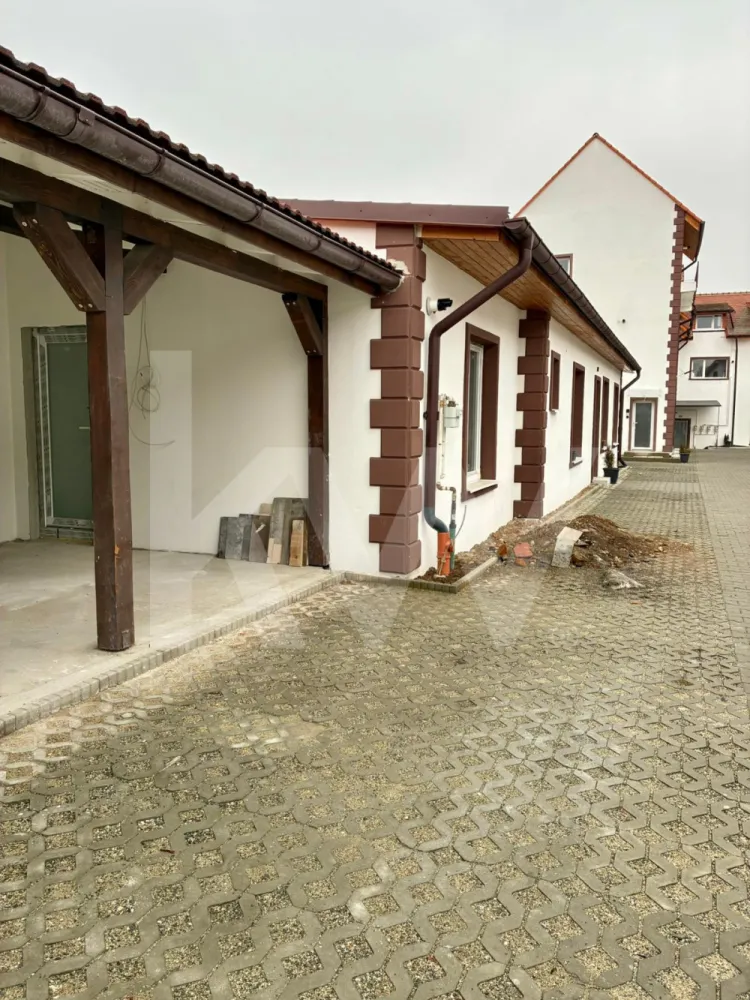Apartament la casa zona Turnisor! -  Un ansamblu cochet, dar plin de suflet

Descoperă un colț aparte din oraș – un mic cartier rezidențial gândit pentru cei care nu caută doar o locuință, ci un acasă cu personalitate și căldură umană.

Garsonierele sunt compacte și eficiente, ideale pentru un stil de viață dinamic. Apartamentele cu 2 camere oferă echilibrul ideal între spațiu și funcționalitate. Cele cu 3 camere, în stil vilă, impresionează prin luminozitate, compartimentare practică și un design care te face să te simți „acasă” din prima clipă. Iar apartamentele cu 4 camere sunt spațioase și versatile – perfecte pentru familii care vor intimitate, dar și loc pentru conexiune.

 Fiecare locuință are un aer atipic – un design care iese din tiparele standard și creează emoție. Nu e doar un spațiu de locuit, ci un loc care îți dă o stare bună.

 Curtea comună e gândită ca o grădină de suflet: accesibilă doar rezidenților, ideală pentru relaxare, pentru ca cei mici să se joace în siguranță și pentru ca părinții să stea liniștiți.

 Ansamblul nu e doar un grup de locuințe, ci o comunitate mică și unită, unde vecinii se cunosc și copiii cresc frumos, în siguranță, într-un cartier liniștit, retras de agitație, dar bine conectat la oraș.

Un loc diferit. Mai cald. Mai sigur. Mai al tău.

