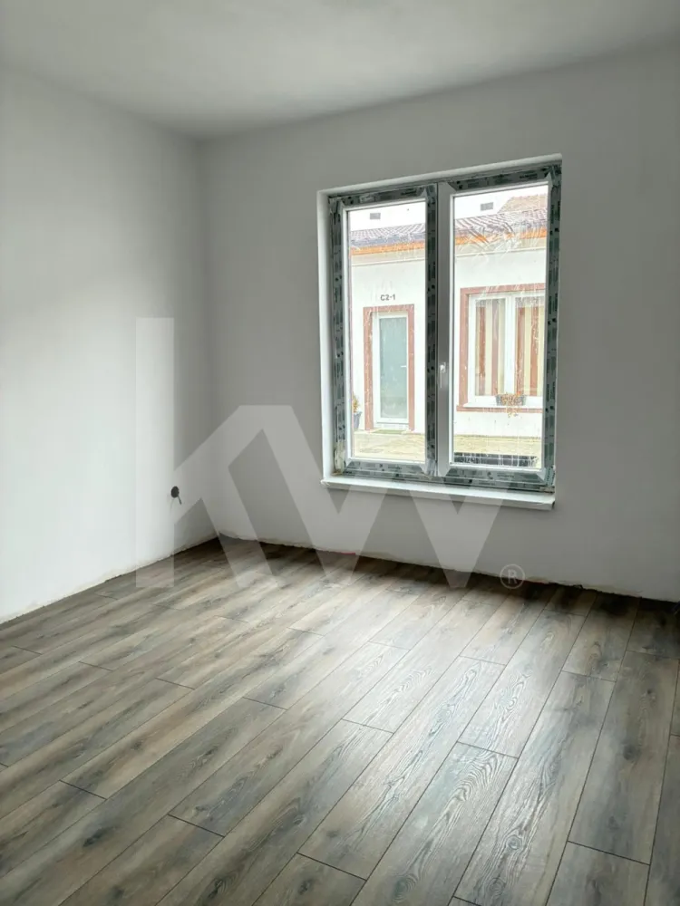 Apartament la casa zona Turnisor! -  Un ansamblu cochet, dar plin de suflet

Descoperă un colț aparte din oraș – un mic cartier rezidențial gândit pentru cei care nu caută doar o locuință, ci un acasă cu personalitate și căldură umană.

Garsonierele sunt compacte și eficiente, ideale pentru un stil de viață dinamic. Apartamentele cu 2 camere oferă echilibrul ideal între spațiu și funcționalitate. Cele cu 3 camere, în stil vilă, impresionează prin luminozitate, compartimentare practică și un design care te face să te simți „acasă” din prima clipă. Iar apartamentele cu 4 camere sunt spațioase și versatile – perfecte pentru familii care vor intimitate, dar și loc pentru conexiune.

 Fiecare locuință are un aer atipic – un design care iese din tiparele standard și creează emoție. Nu e doar un spațiu de locuit, ci un loc care îți dă o stare bună.

 Curtea comună e gândită ca o grădină de suflet: accesibilă doar rezidenților, ideală pentru relaxare, pentru ca cei mici să se joace în siguranță și pentru ca părinții să stea liniștiți.

 Ansamblul nu e doar un grup de locuințe, ci o comunitate mică și unită, unde vecinii se cunosc și copiii cresc frumos, în siguranță, într-un cartier liniștit, retras de agitație, dar bine conectat la oraș.

Un loc diferit. Mai cald. Mai sigur. Mai al tău.

