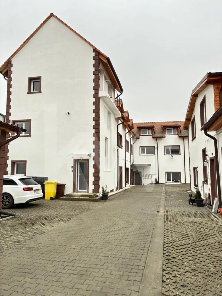 Apartament la casa zona Turnisor! -  Un ansamblu cochet, dar plin de suflet

Descoperă un colț aparte din oraș – un mic cartier rezidențial gândit pentru cei care nu caută doar o locuință, ci un acasă cu personalitate și căldură umană.

Garsonierele sunt compacte și eficiente, ideale pentru un stil de viață dinamic. Apartamentele cu 2 camere oferă echilibrul ideal între spațiu și funcționalitate. Cele cu 3 camere, în stil vilă, impresionează prin luminozitate, compartimentare practică și un design care te face să te simți „acasă” din prima clipă. Iar apartamentele cu 4 camere sunt spațioase și versatile – perfecte pentru familii care vor intimitate, dar și loc pentru conexiune.

 Fiecare locuință are un aer atipic – un design care iese din tiparele standard și creează emoție. Nu e doar un spațiu de locuit, ci un loc care îți dă o stare bună.

 Curtea comună e gândită ca o grădină de suflet: accesibilă doar rezidenților, ideală pentru relaxare, pentru ca cei mici să se joace în siguranță și pentru ca părinții să stea liniștiți.

 Ansamblul nu e doar un grup de locuințe, ci o comunitate mică și unită, unde vecinii se cunosc și copiii cresc frumos, în siguranță, într-un cartier liniștit, retras de agitație, dar bine conectat la oraș.

Un loc diferit. Mai cald. Mai sigur. Mai al tău.

