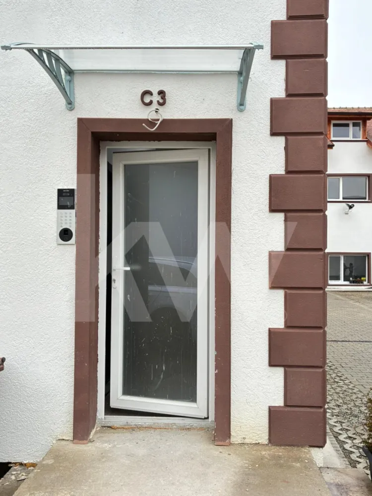 Apartament la casa zona Turnisor! -  Un ansamblu cochet, dar plin de suflet

Descoperă un colț aparte din oraș – un mic cartier rezidențial gândit pentru cei care nu caută doar o locuință, ci un acasă cu personalitate și căldură umană.

Garsonierele sunt compacte și eficiente, ideale pentru un stil de viață dinamic. Apartamentele cu 2 camere oferă echilibrul ideal între spațiu și funcționalitate. Cele cu 3 camere, în stil vilă, impresionează prin luminozitate, compartimentare practică și un design care te face să te simți „acasă” din prima clipă. Iar apartamentele cu 4 camere sunt spațioase și versatile – perfecte pentru familii care vor intimitate, dar și loc pentru conexiune.

 Fiecare locuință are un aer atipic – un design care iese din tiparele standard și creează emoție. Nu e doar un spațiu de locuit, ci un loc care îți dă o stare bună.

 Curtea comună e gândită ca o grădină de suflet: accesibilă doar rezidenților, ideală pentru relaxare, pentru ca cei mici să se joace în siguranță și pentru ca părinții să stea liniștiți.

 Ansamblul nu e doar un grup de locuințe, ci o comunitate mică și unită, unde vecinii se cunosc și copiii cresc frumos, în siguranță, într-un cartier liniștit, retras de agitație, dar bine conectat la oraș.

Un loc diferit. Mai cald. Mai sigur. Mai al tău.

