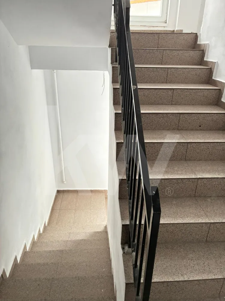 Apartament la casa zona Turnisor! -  Un ansamblu cochet, dar plin de suflet

Descoperă un colț aparte din oraș – un mic cartier rezidențial gândit pentru cei care nu caută doar o locuință, ci un acasă cu personalitate și căldură umană.

Garsonierele sunt compacte și eficiente, ideale pentru un stil de viață dinamic. Apartamentele cu 2 camere oferă echilibrul ideal între spațiu și funcționalitate. Cele cu 3 camere, în stil vilă, impresionează prin luminozitate, compartimentare practică și un design care te face să te simți „acasă” din prima clipă. Iar apartamentele cu 4 camere sunt spațioase și versatile – perfecte pentru familii care vor intimitate, dar și loc pentru conexiune.

 Fiecare locuință are un aer atipic – un design care iese din tiparele standard și creează emoție. Nu e doar un spațiu de locuit, ci un loc care îți dă o stare bună.

 Curtea comună e gândită ca o grădină de suflet: accesibilă doar rezidenților, ideală pentru relaxare, pentru ca cei mici să se joace în siguranță și pentru ca părinții să stea liniștiți.

 Ansamblul nu e doar un grup de locuințe, ci o comunitate mică și unită, unde vecinii se cunosc și copiii cresc frumos, în siguranță, într-un cartier liniștit, retras de agitație, dar bine conectat la oraș.

Un loc diferit. Mai cald. Mai sigur. Mai al tău.

